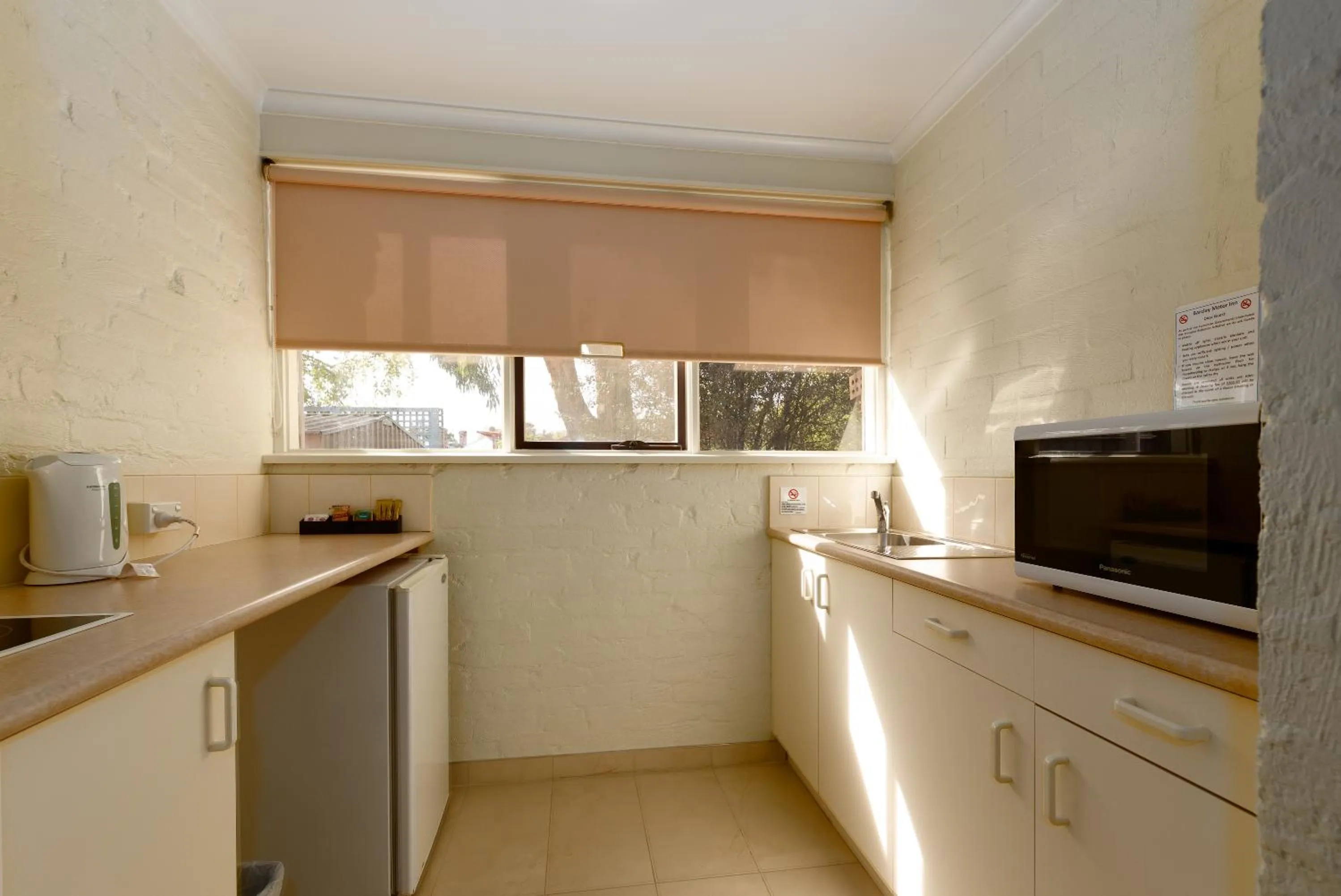 Kitchen or kitchenette in Barclay Motor Inn