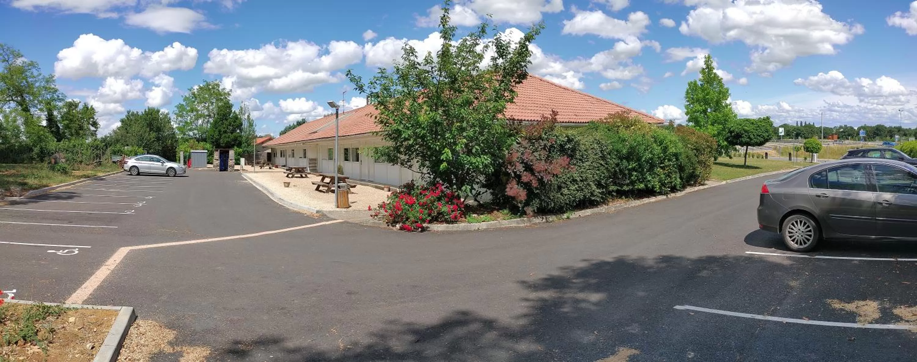 Parking in Fasthotel Well Inn Mâcon sud - un hôtel FH Confort