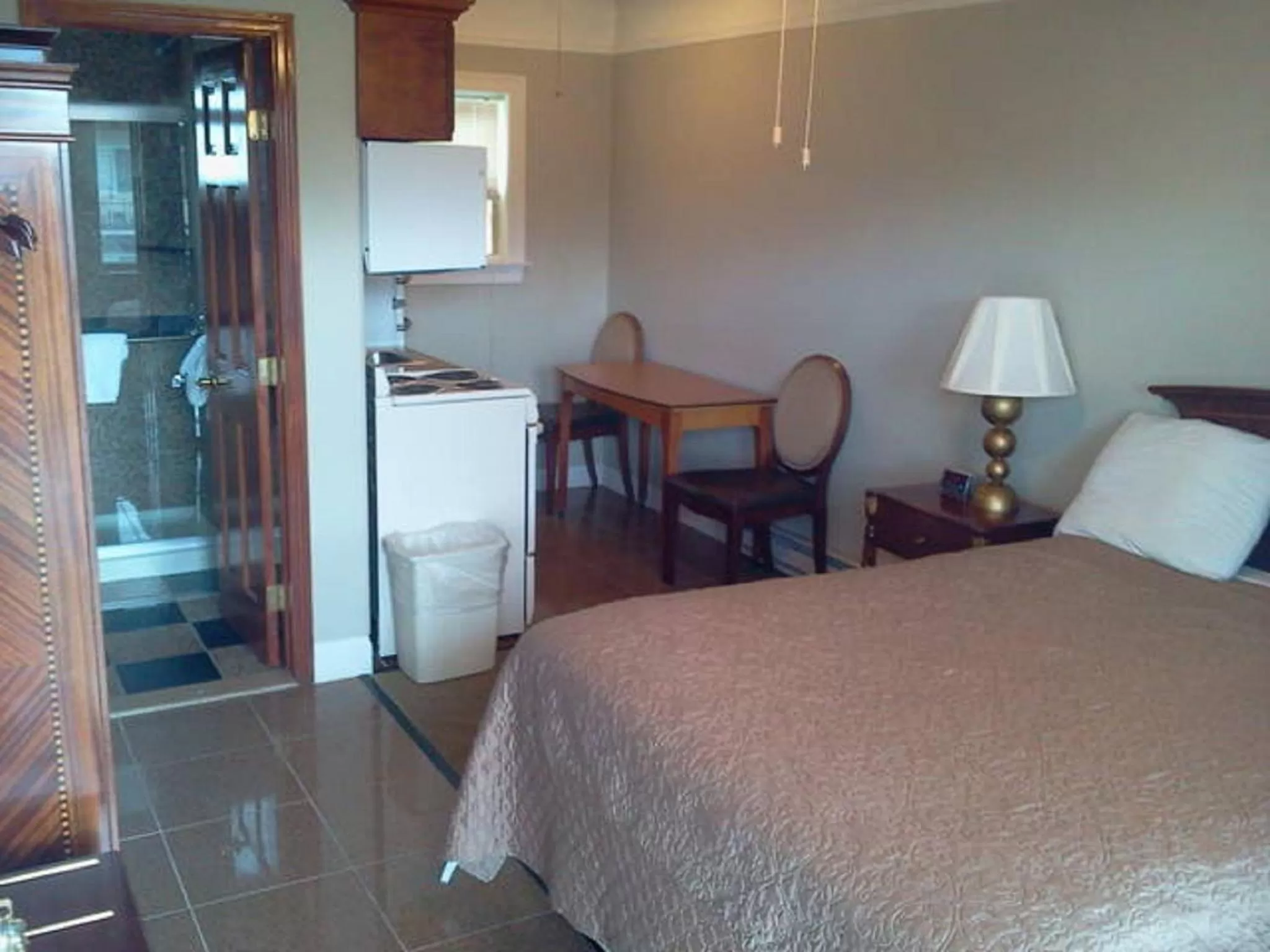 Photo of the whole room in Golden Gate Lodging