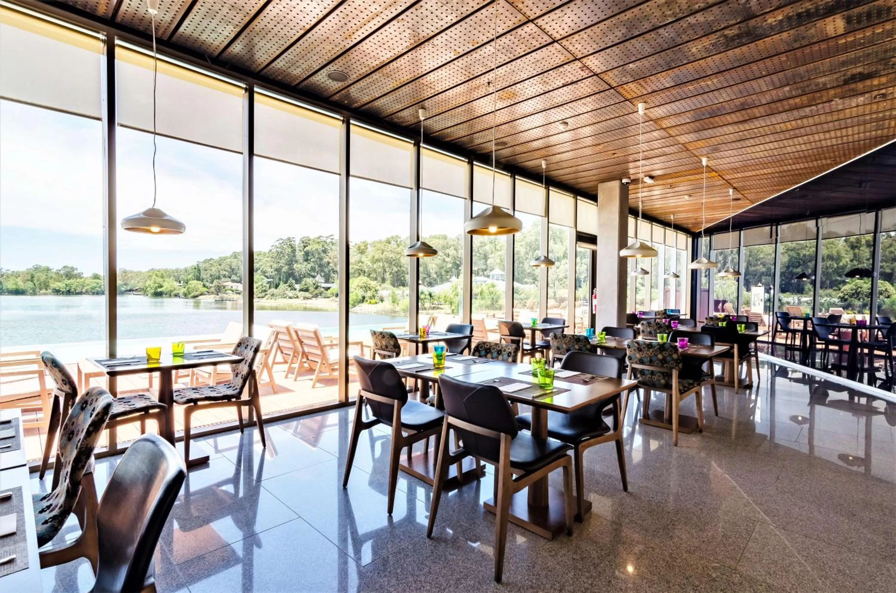 Restaurant/places to eat in Hampton By Hilton Montevideo Carrasco