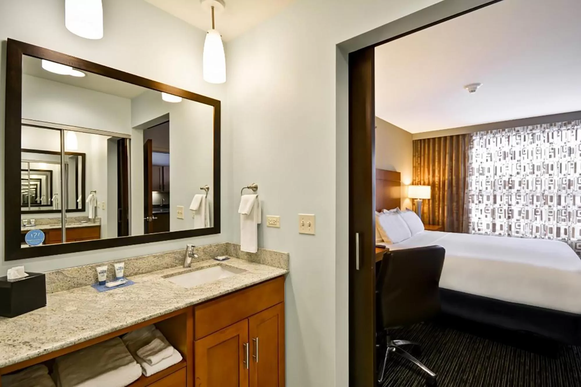 Bathroom, Bed in Hyatt House Naperville/Warrenville