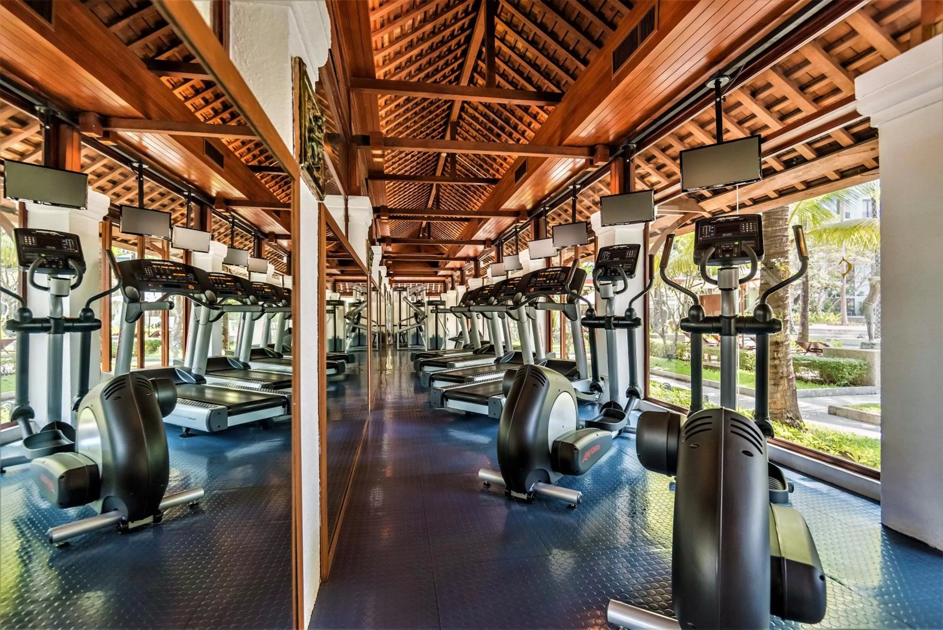 Fitness centre/facilities in Chatrium Hotel Royal Lake Yangon