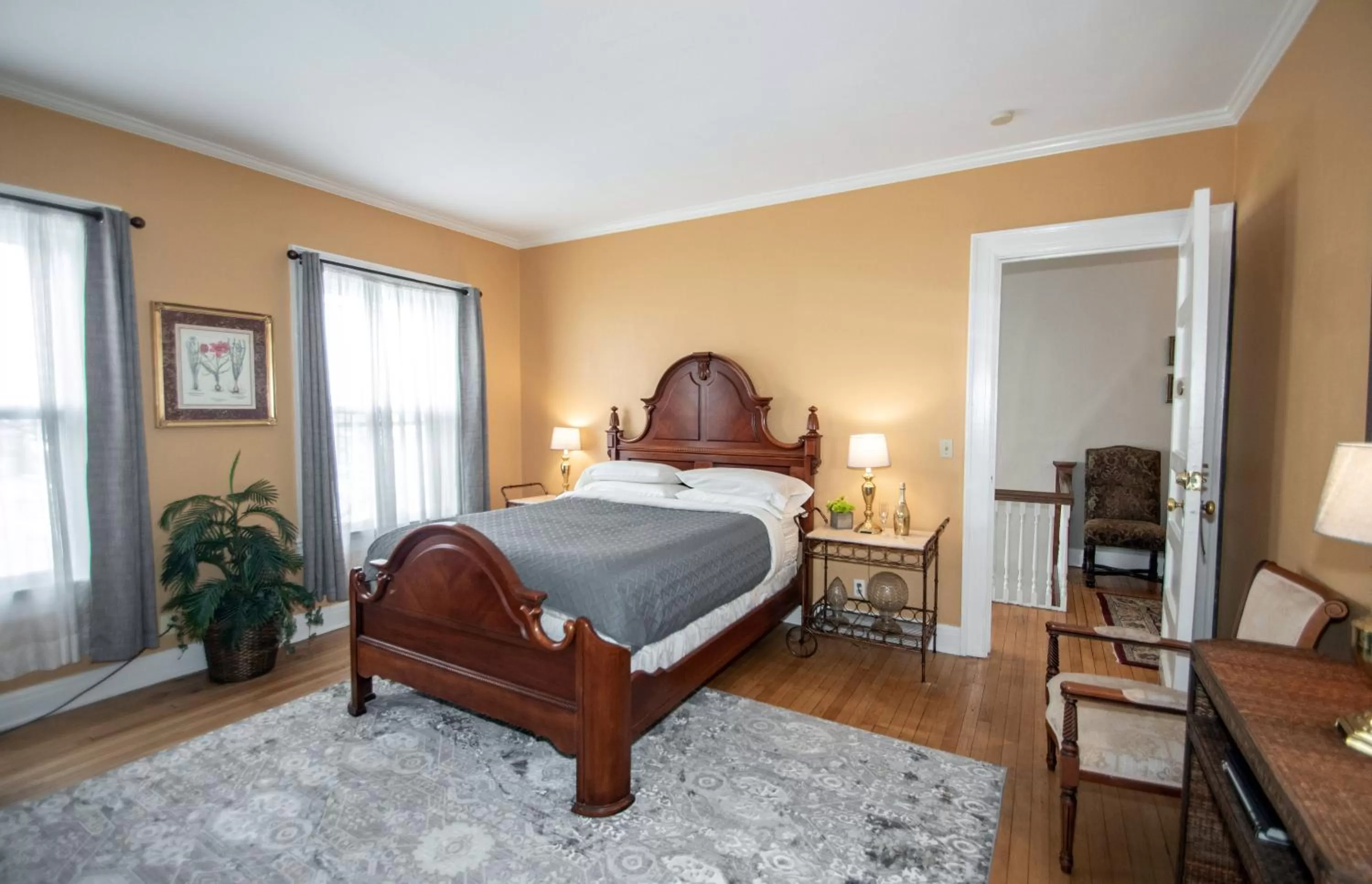 Photo of the whole room, Bed in Looking Glass Inn