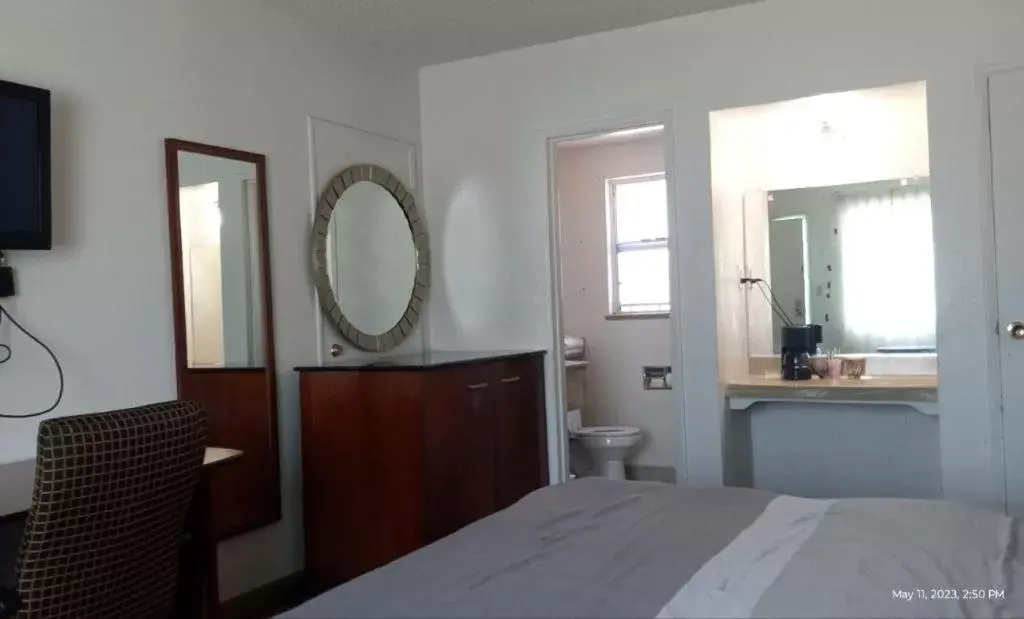 Queen Room - Smoking in Travelers Beach Inn Queen Room - Smoking in Travelers Beach Inn