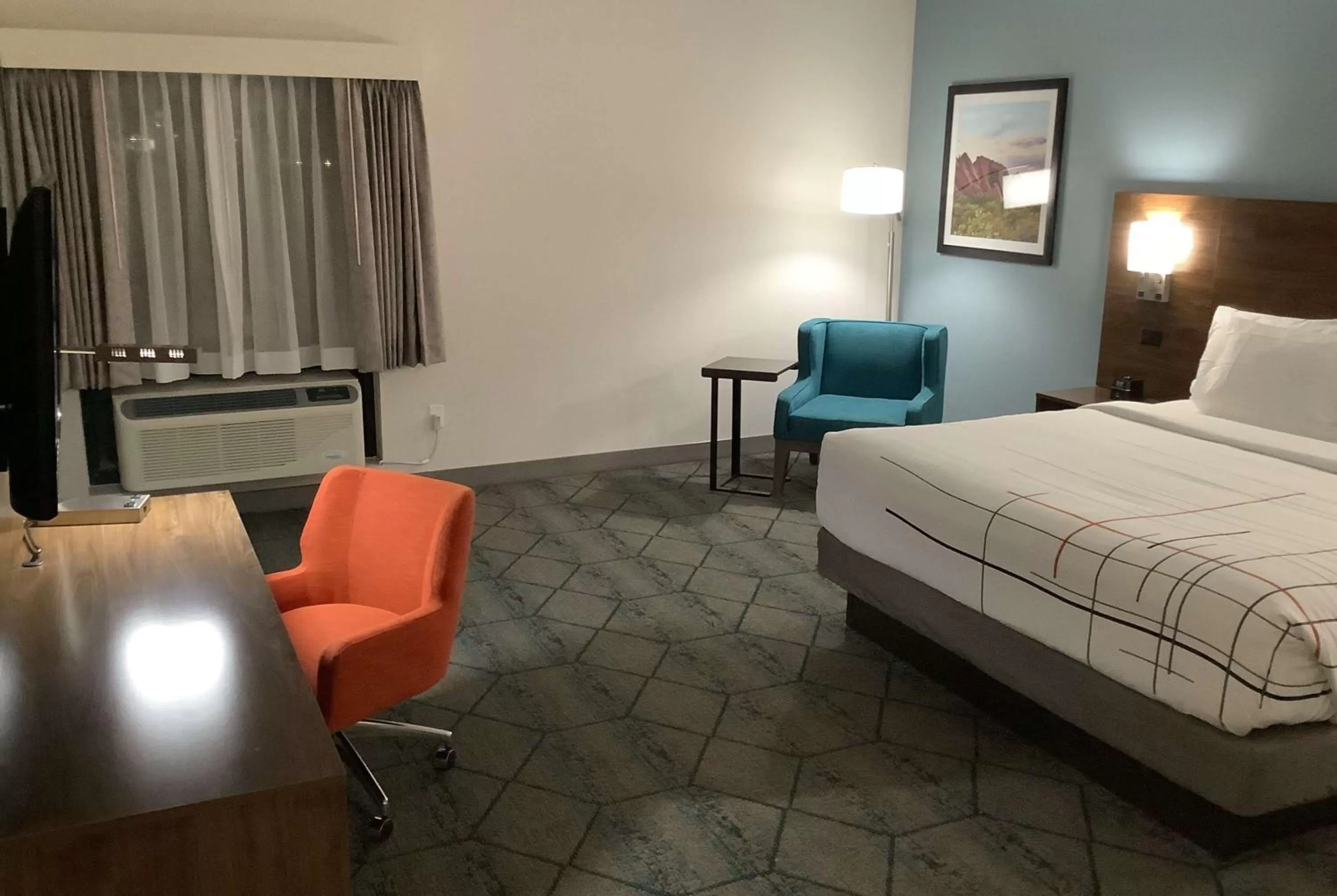 Photo of the whole room, Bed in La Quinta Inn & Suites by Wyndham Littleton-Red Rocks
