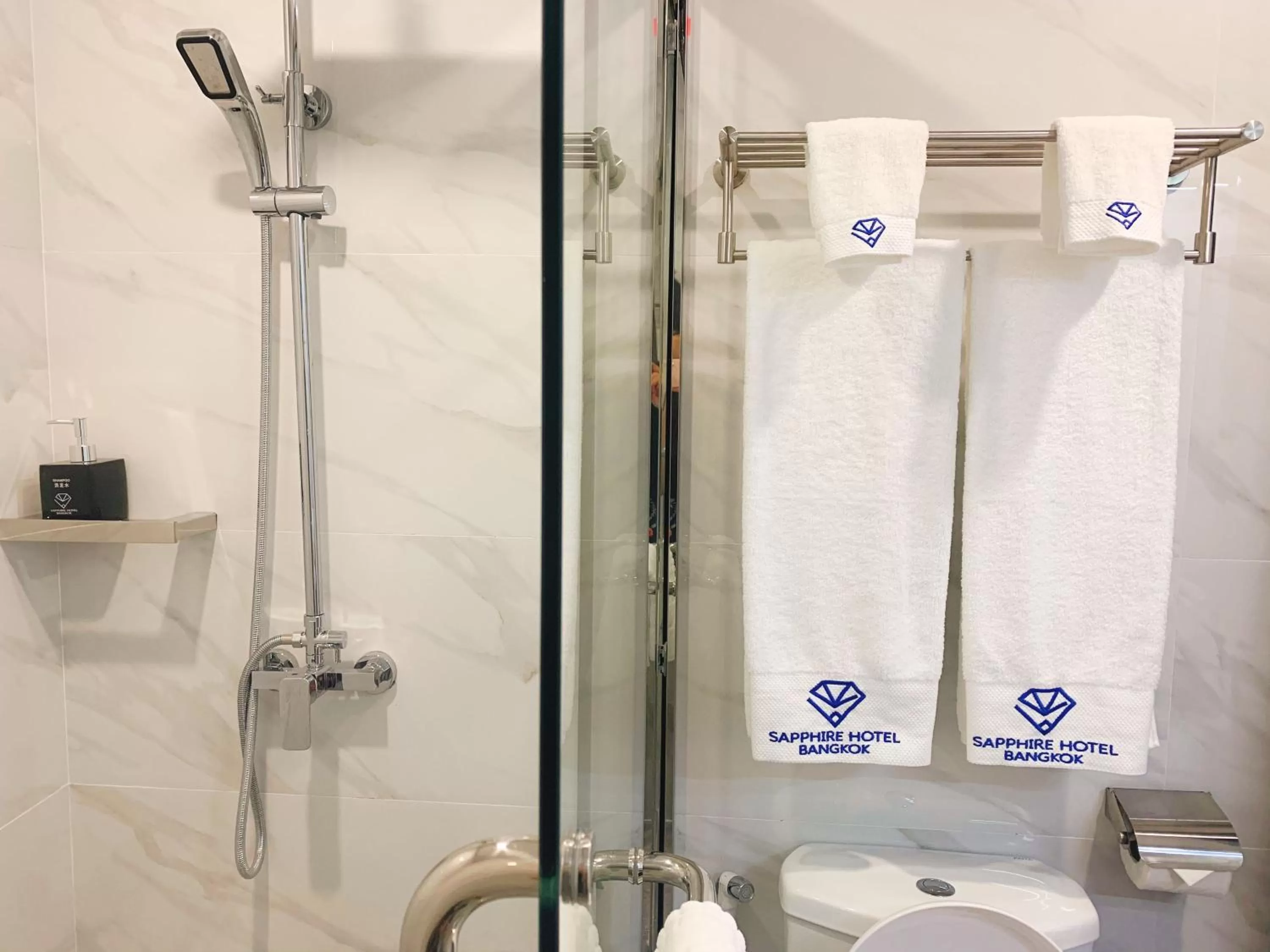 Bathroom in Sapphire Hotel Silom Bangkok