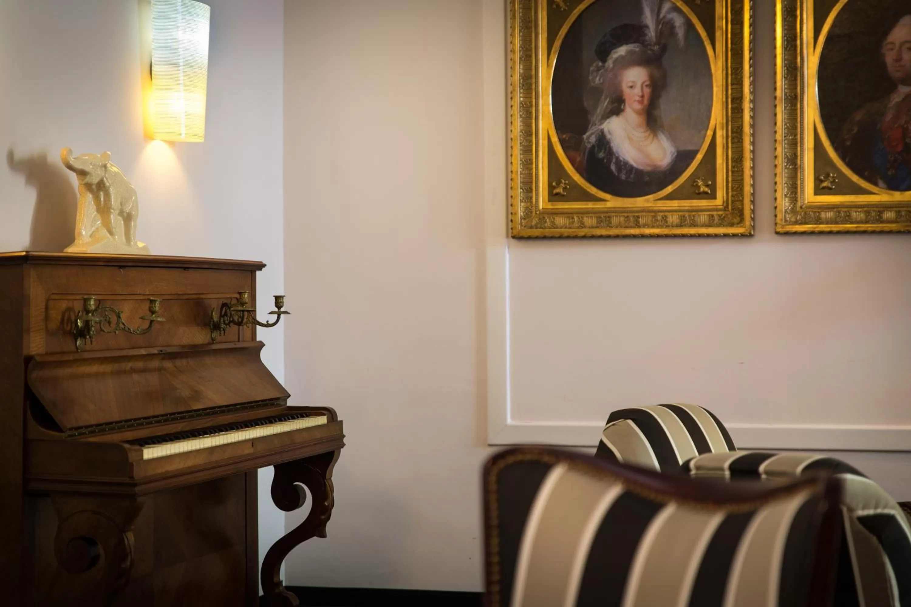 Communal lounge/ TV room in Mercure Lourdes Impérial