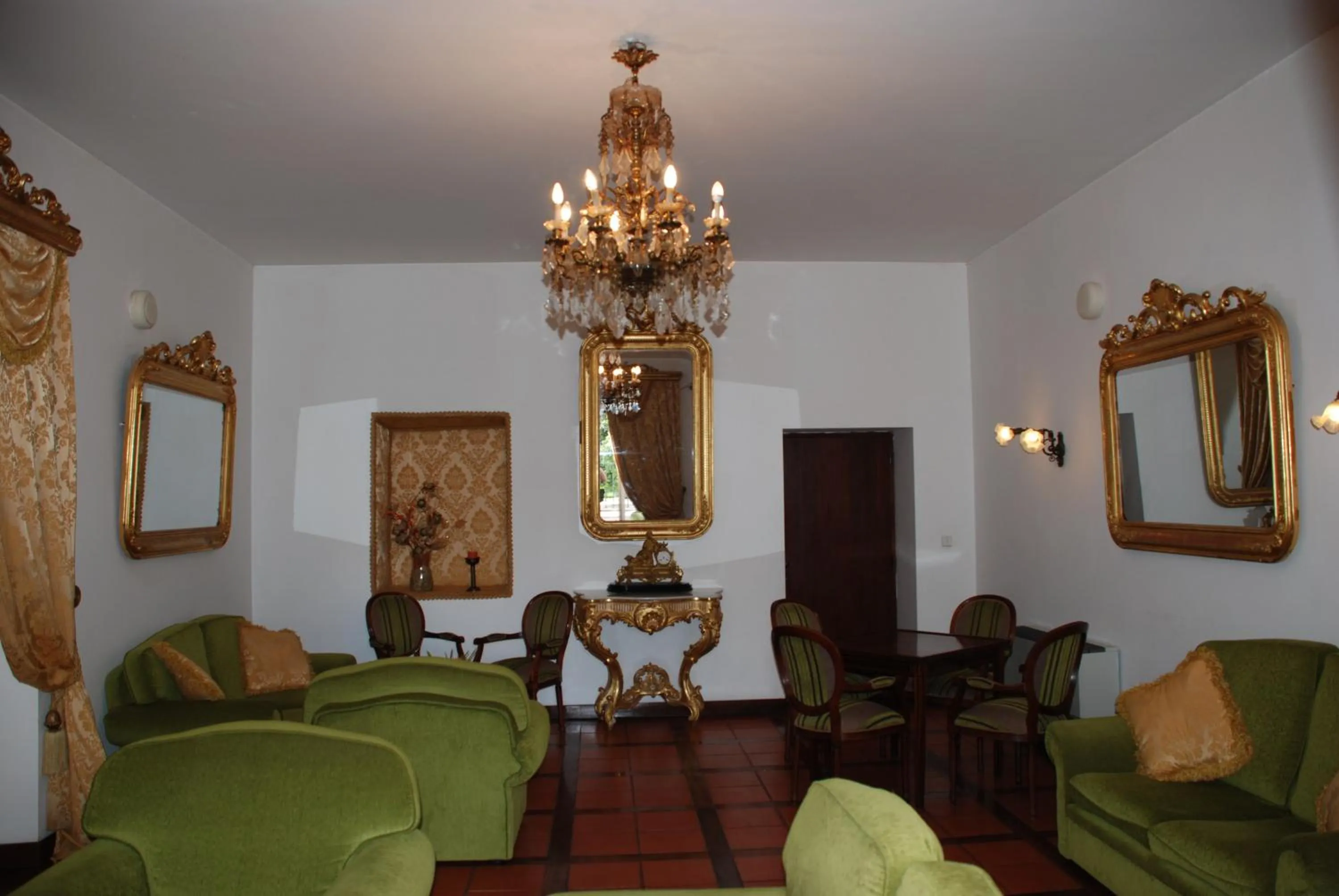 Communal lounge/ TV room in Hotel Rural Quinta de Santo Antonio