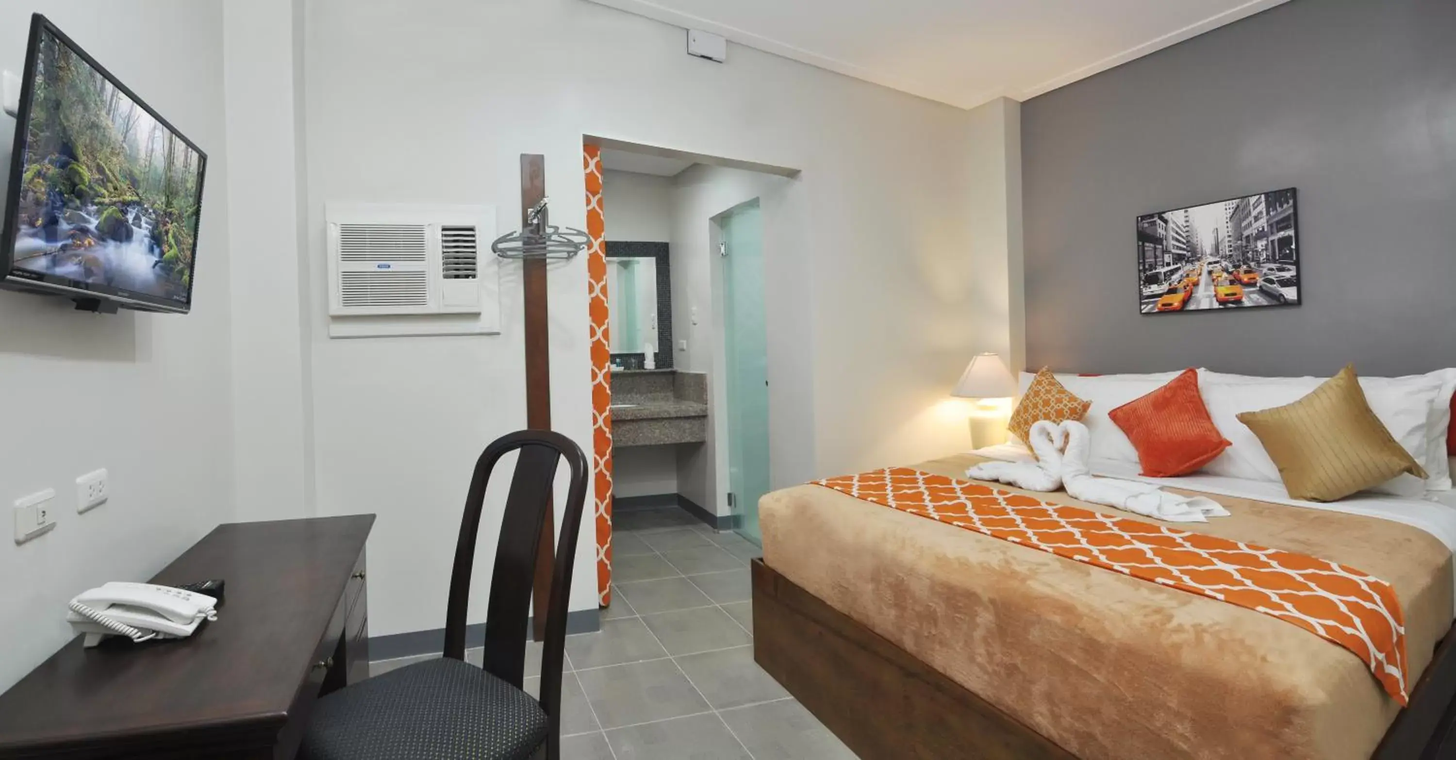 Deluxe Queen Room in 717 Cesar Place Hotel Deluxe Queen Room in 717 Cesar Place Hotel