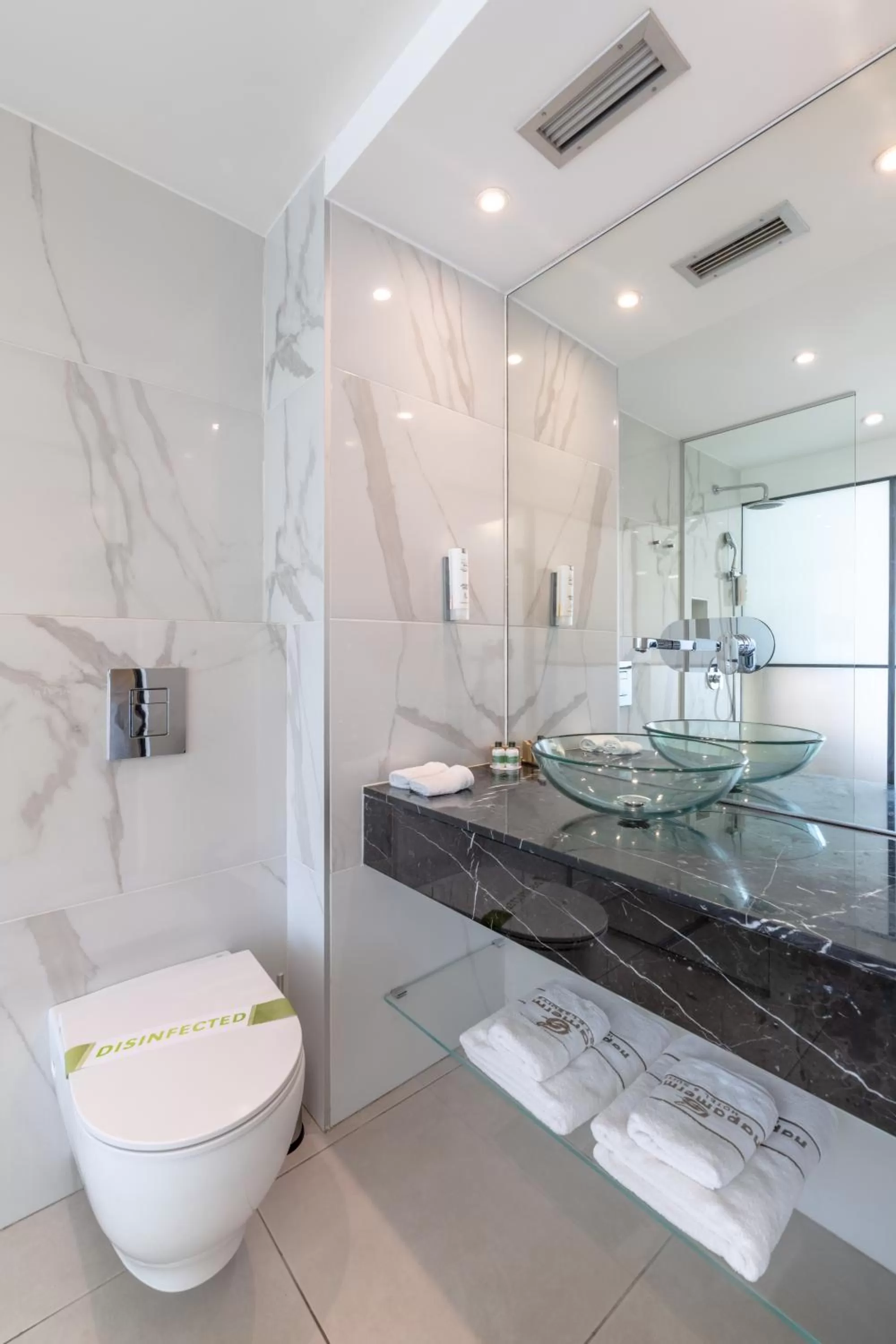 Bathroom in Napa Mermaid Hotel & Suites