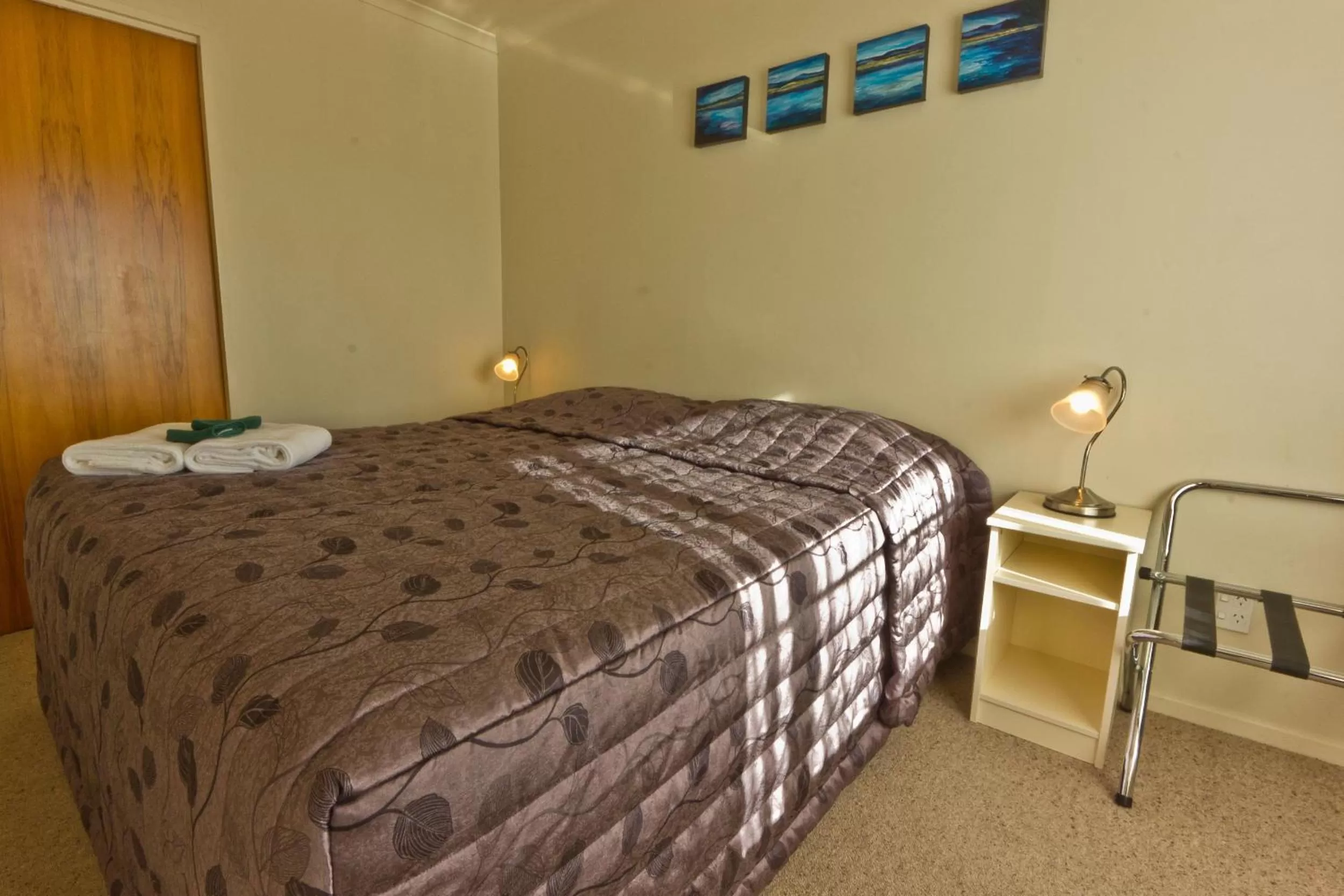 Bedroom, Bed in Arrow Motel Apartments