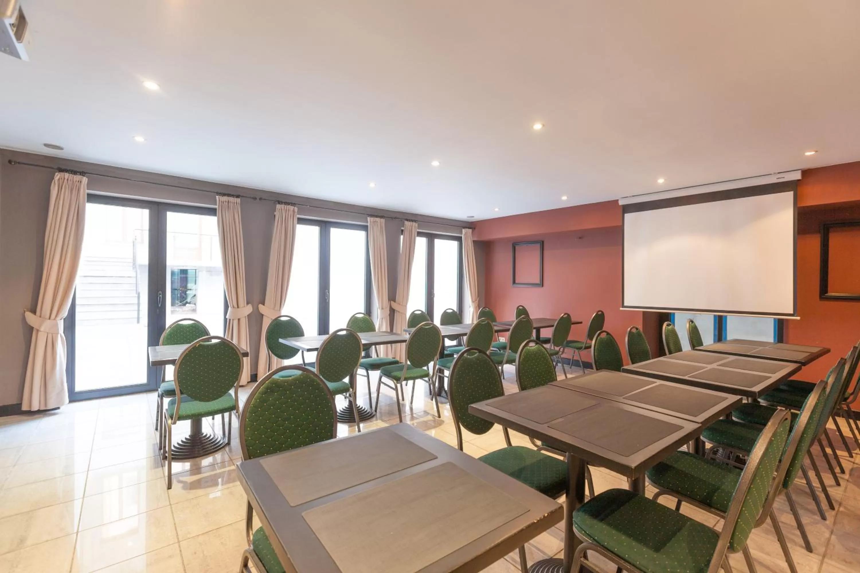 Restaurant/places to eat in Hotel Villa Royale