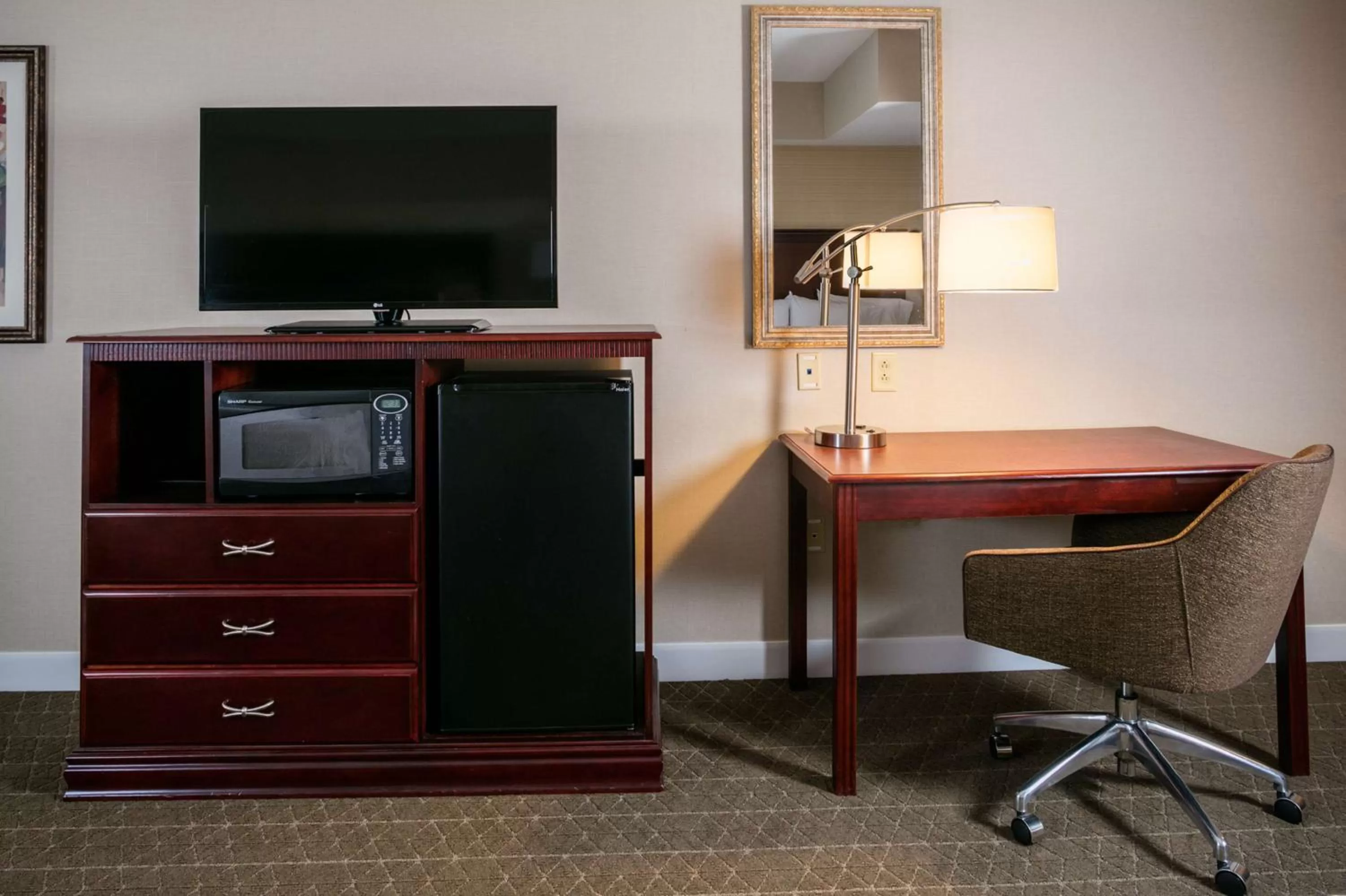 Bed in Hampton Inn & Suites Toledo-Perrysburg