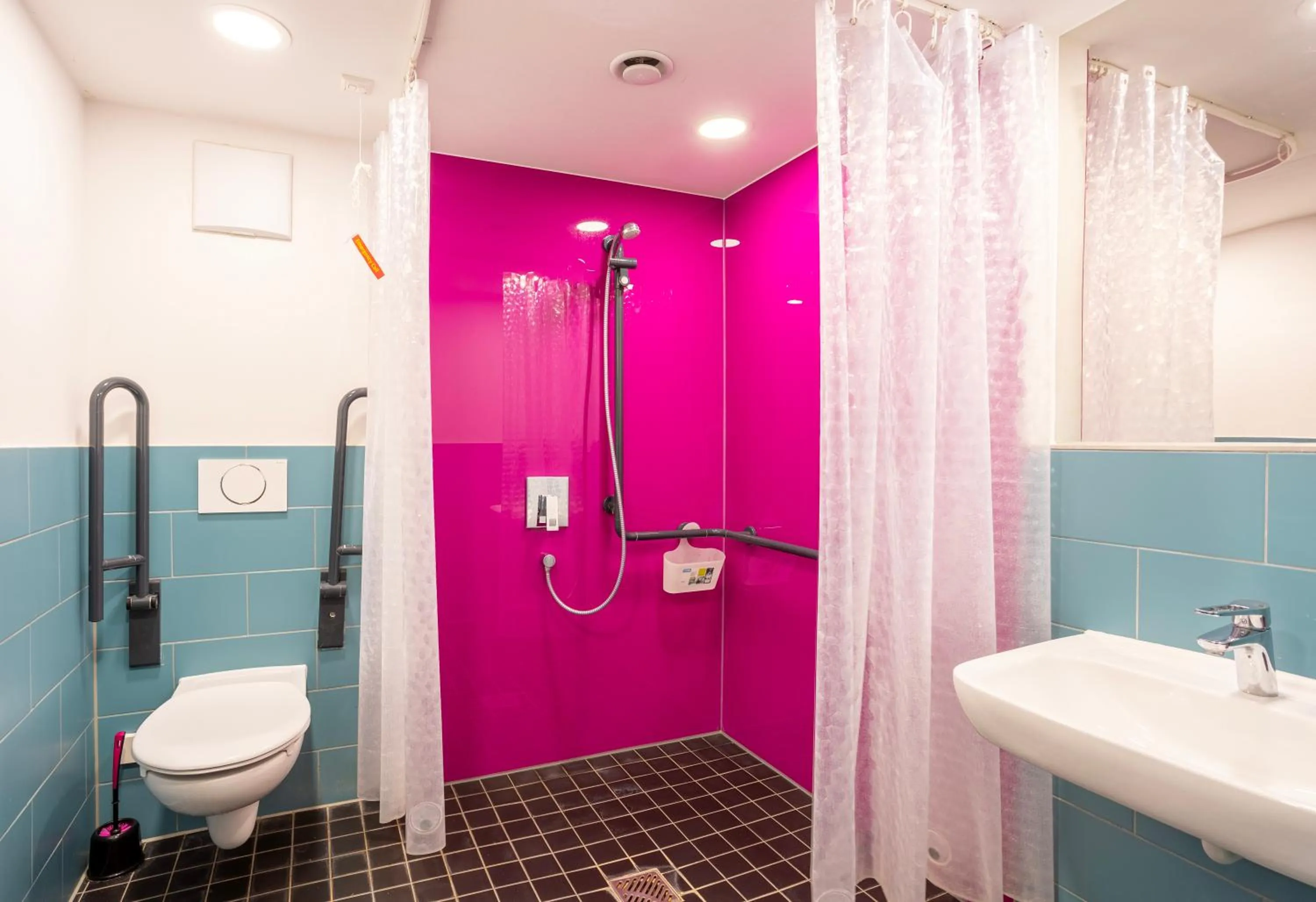 Shower in Jaeger´s Munich (Hotel/Hostel)