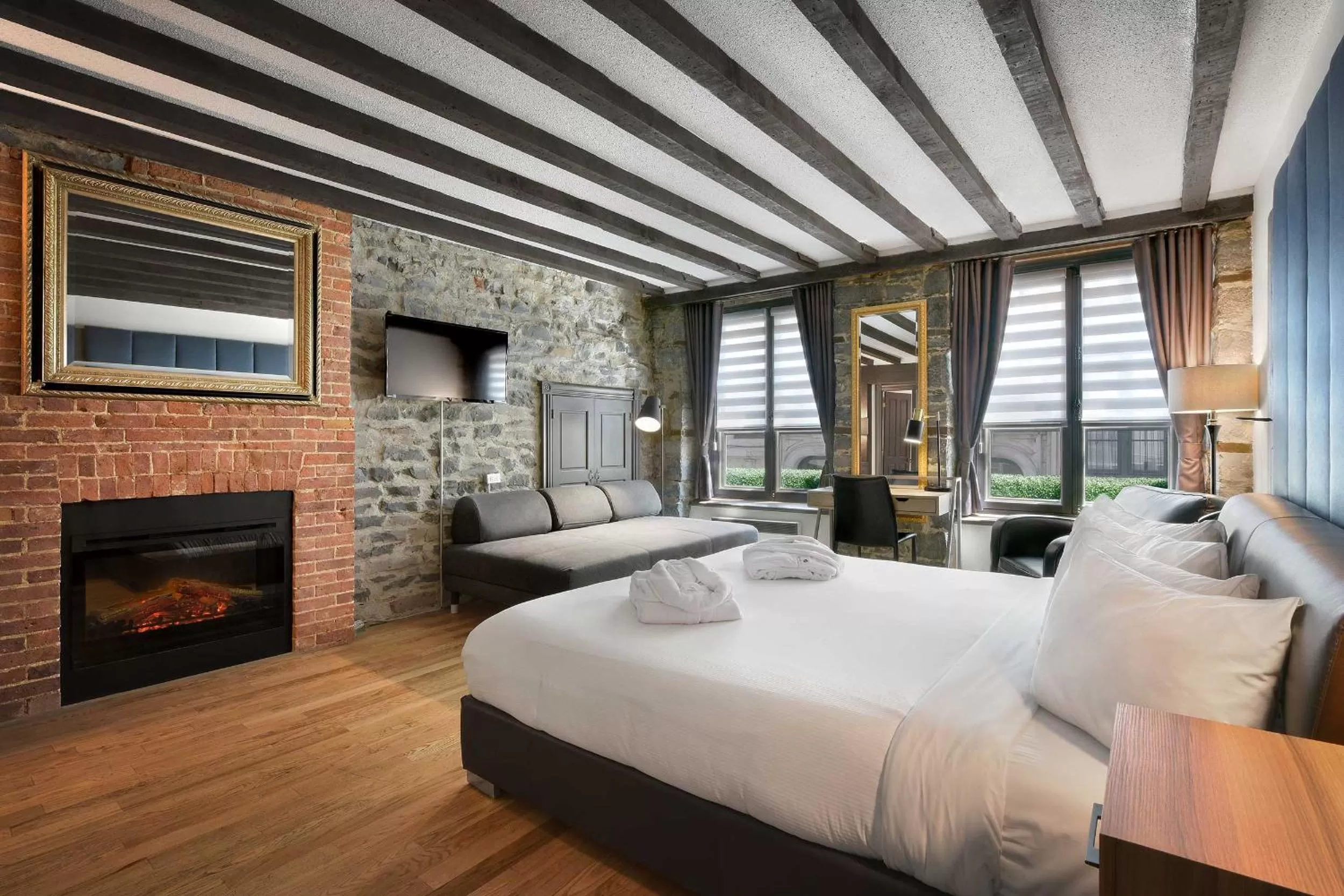 Photo of the whole room, Bed in Hotel Épik Montréal