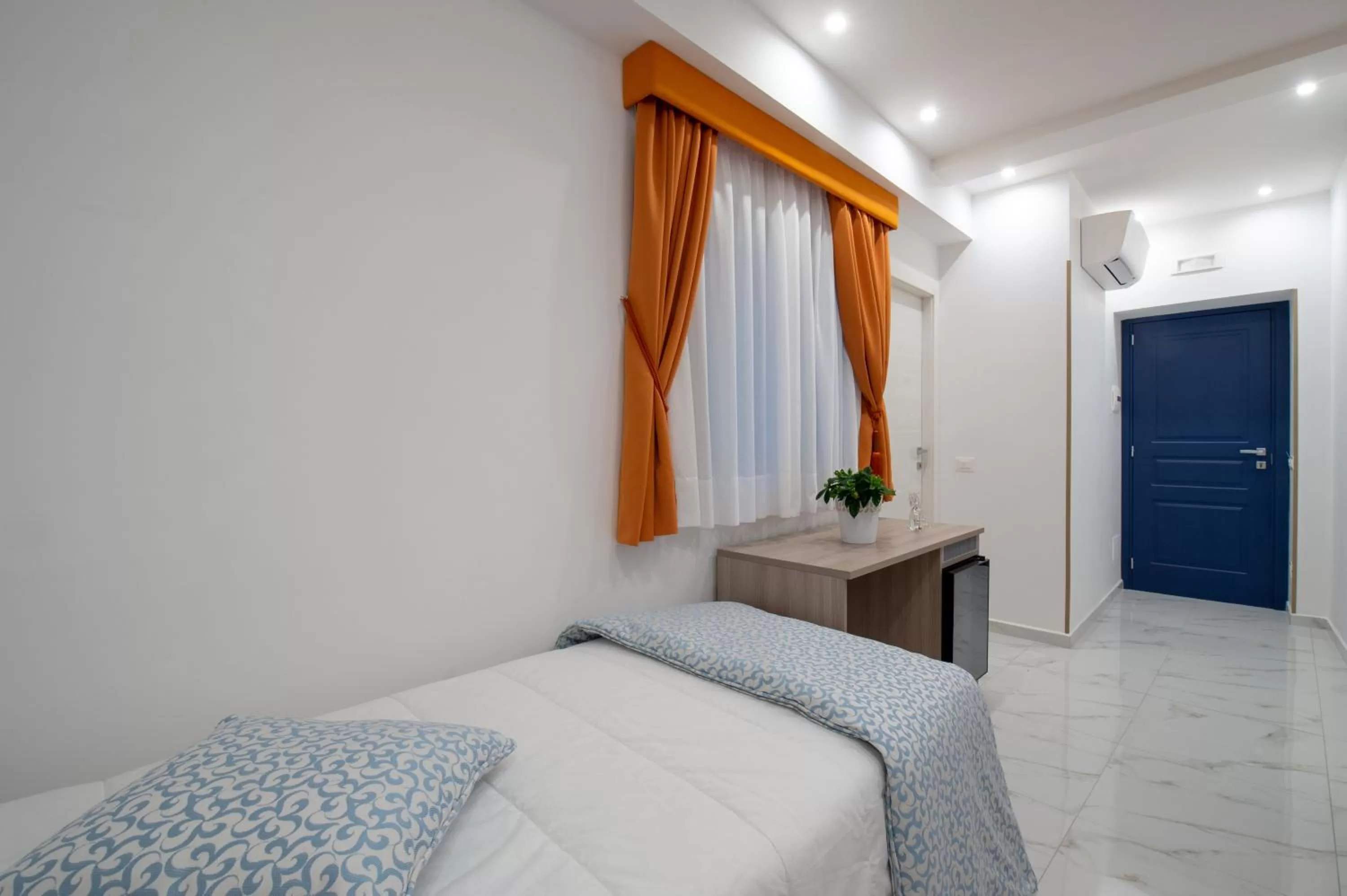 Photo of the whole room, Bed in MAIN - Municipio