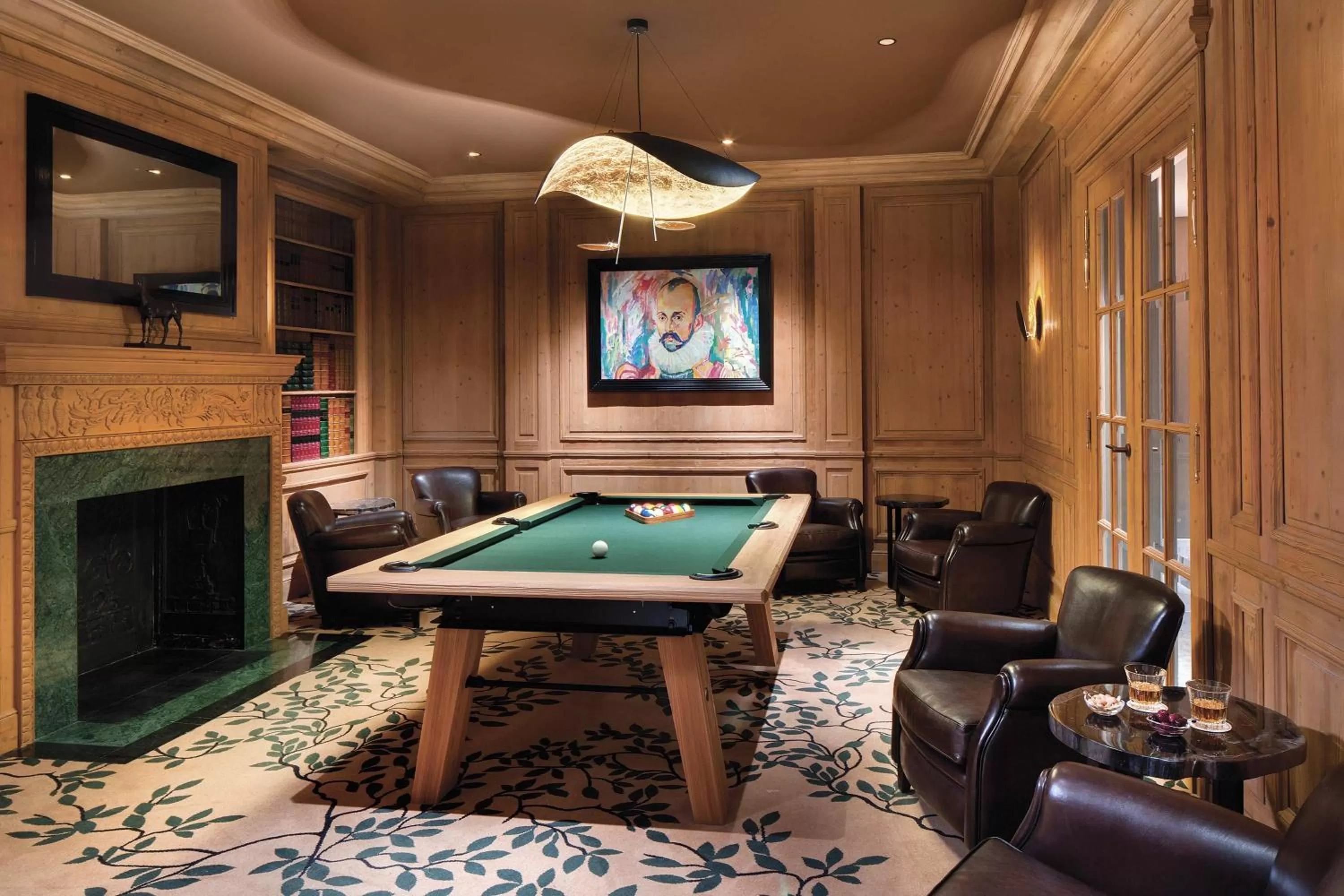 Billiard in La Demeure Montaigne