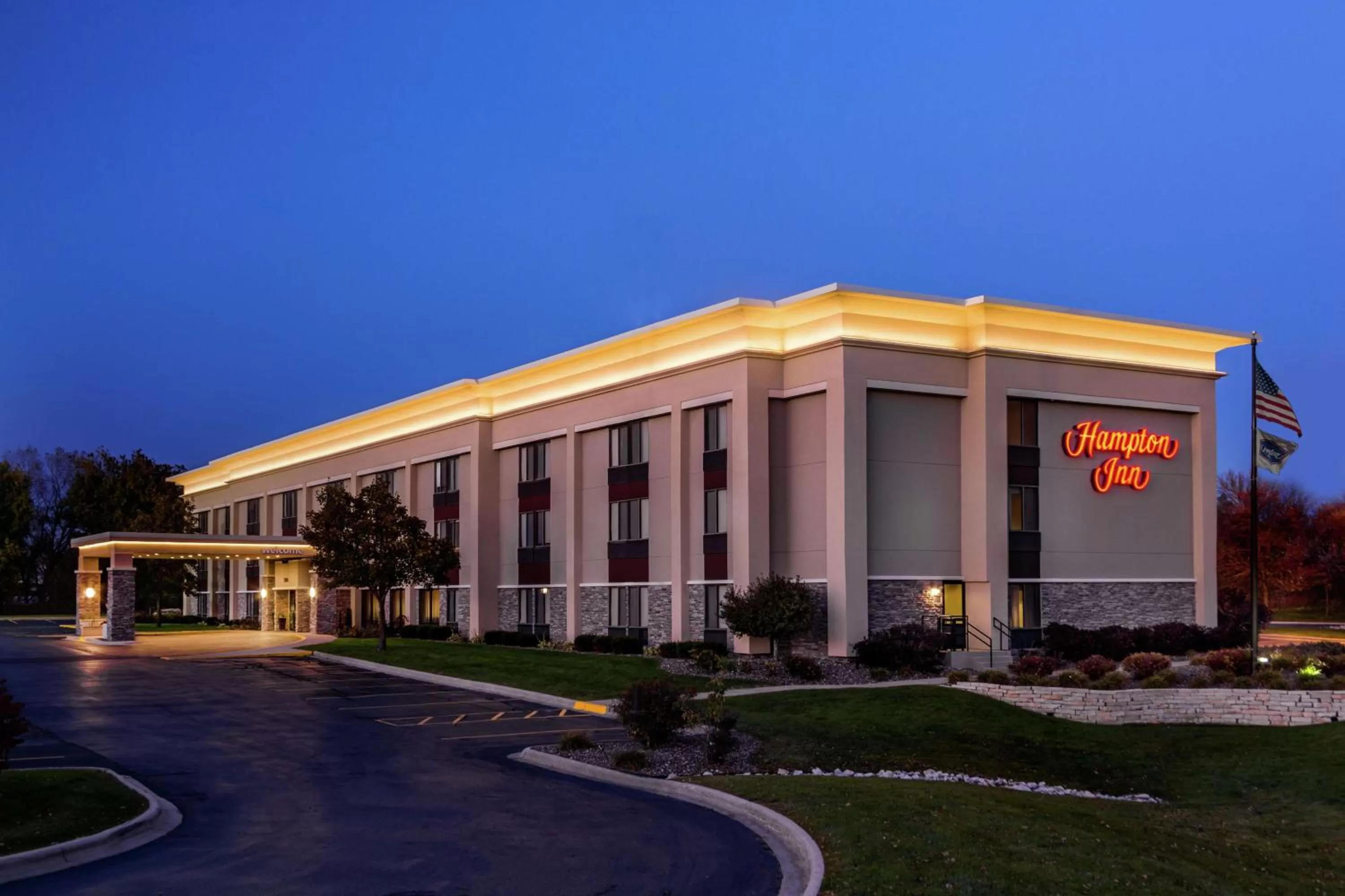 Property building in Hampton Inn Milwaukee Airport