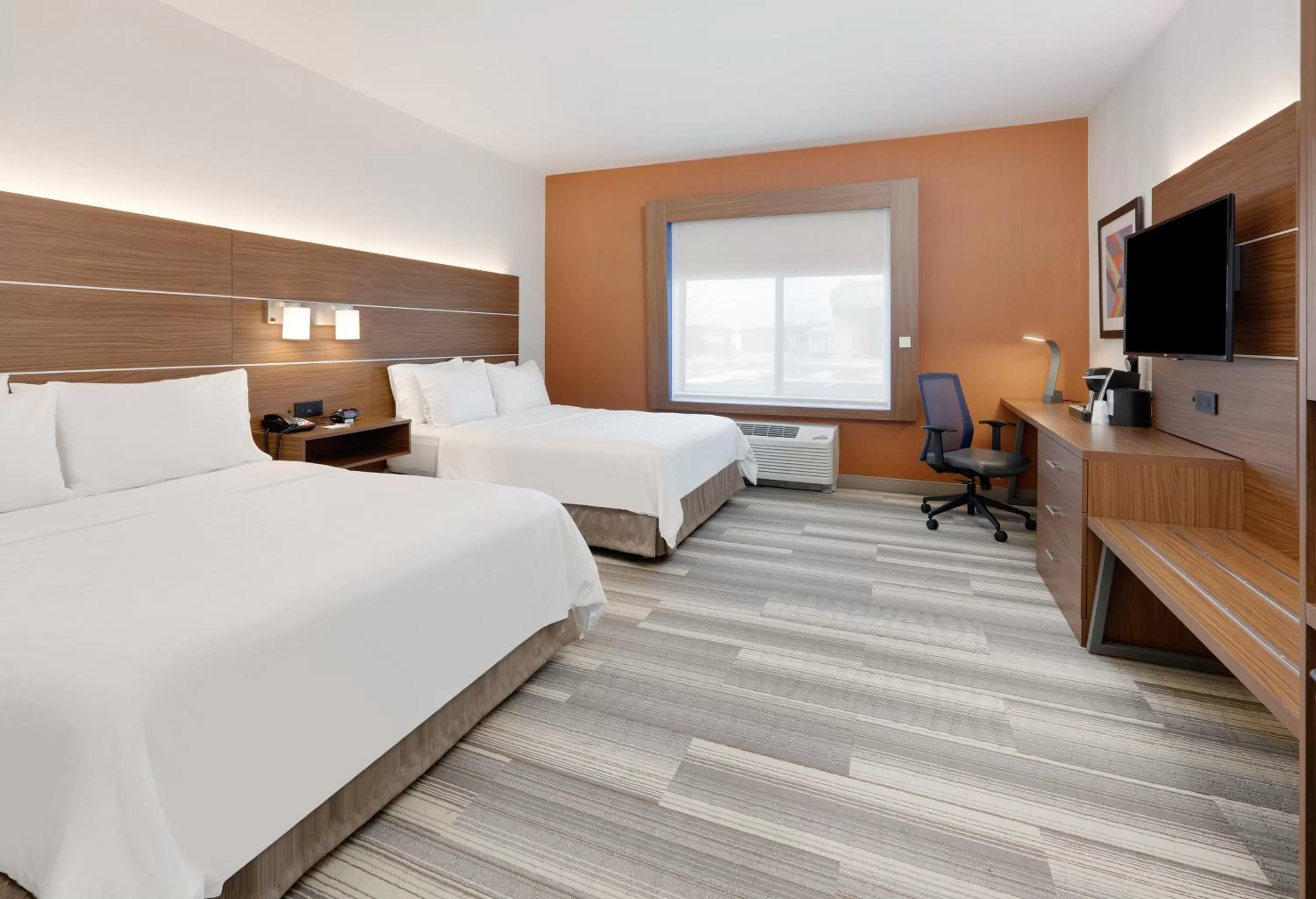 Photo of the whole room, Bed in Holiday Inn Express & Suites Mitchell by IHG