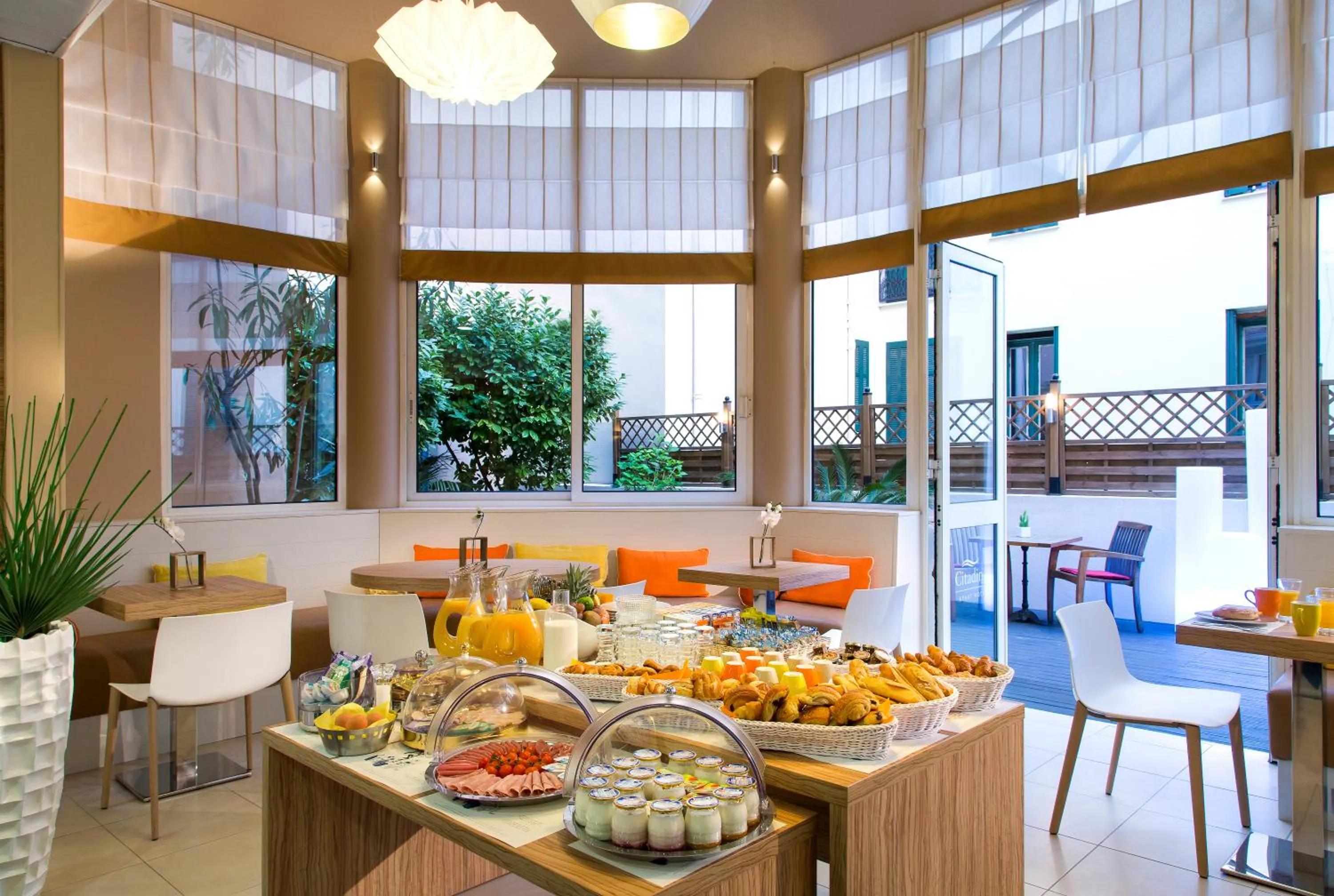 Restaurant/places to eat in Citadines Croisette Cannes