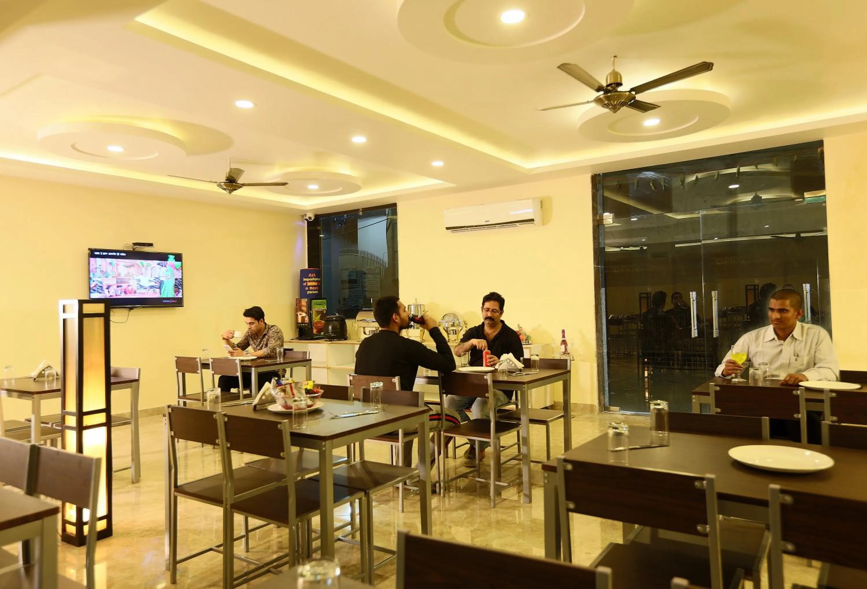 Restaurant/places to eat in Hotel Aeroporto Nearest Landmark Aerocity delhi