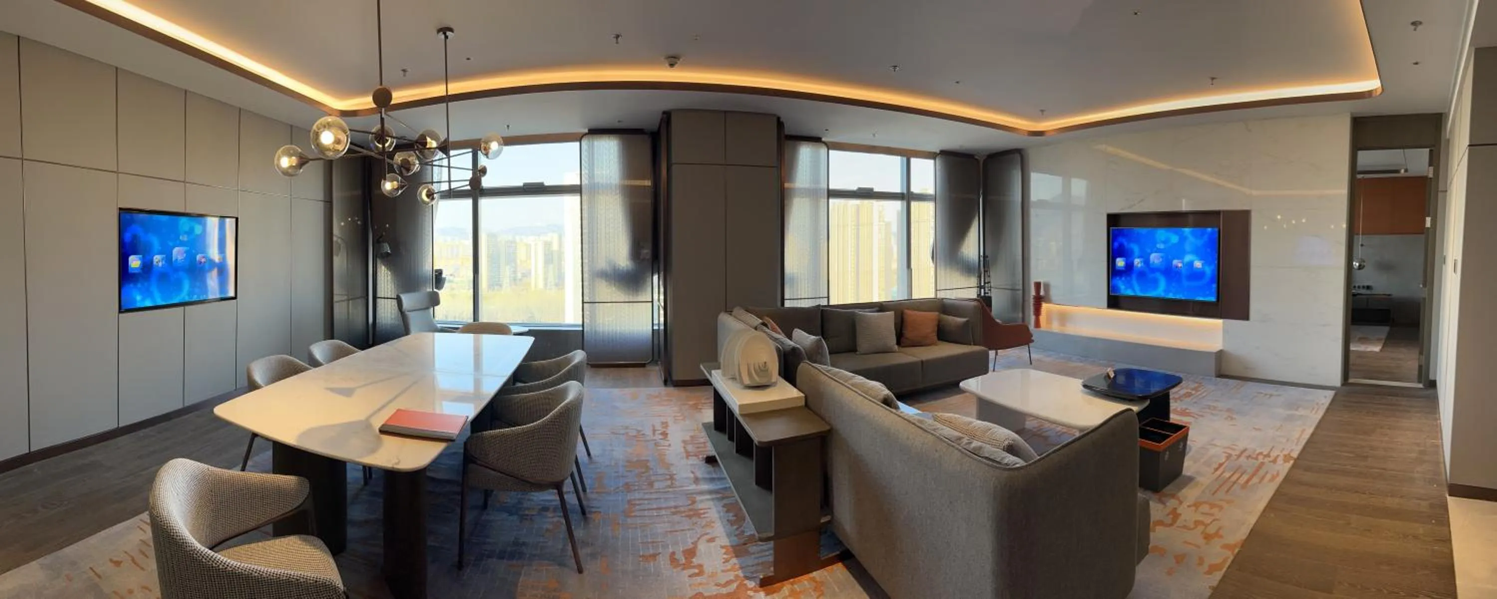 Living room in Crowne Plaza Qingdao Jinshui by IHG