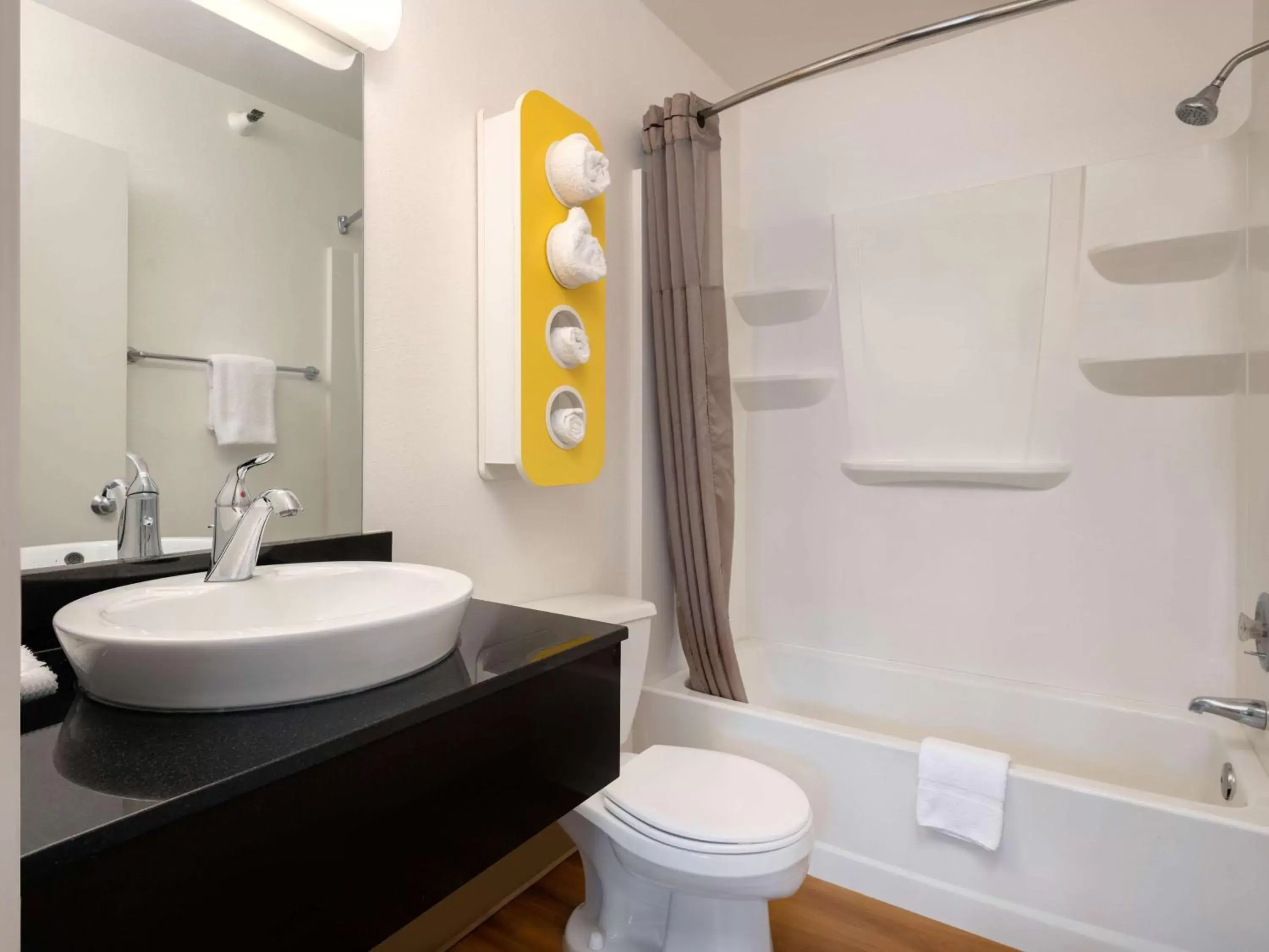 Deluxe Queen Room in Motel 6-Santa Maria, CA - North Deluxe Queen Room in Motel 6-Santa Maria, CA - North