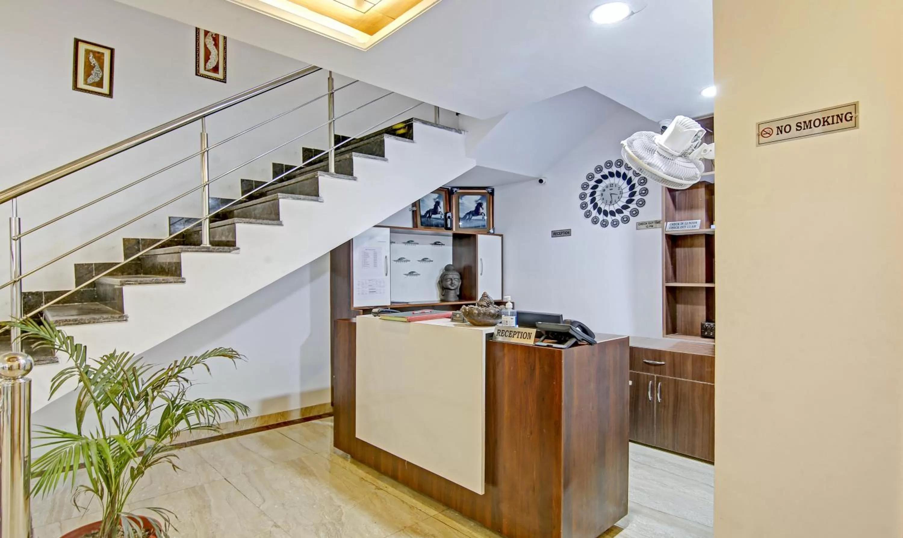 Lobby or reception, Kitchen/Kitchenette in Treebo Trend Royal Empire