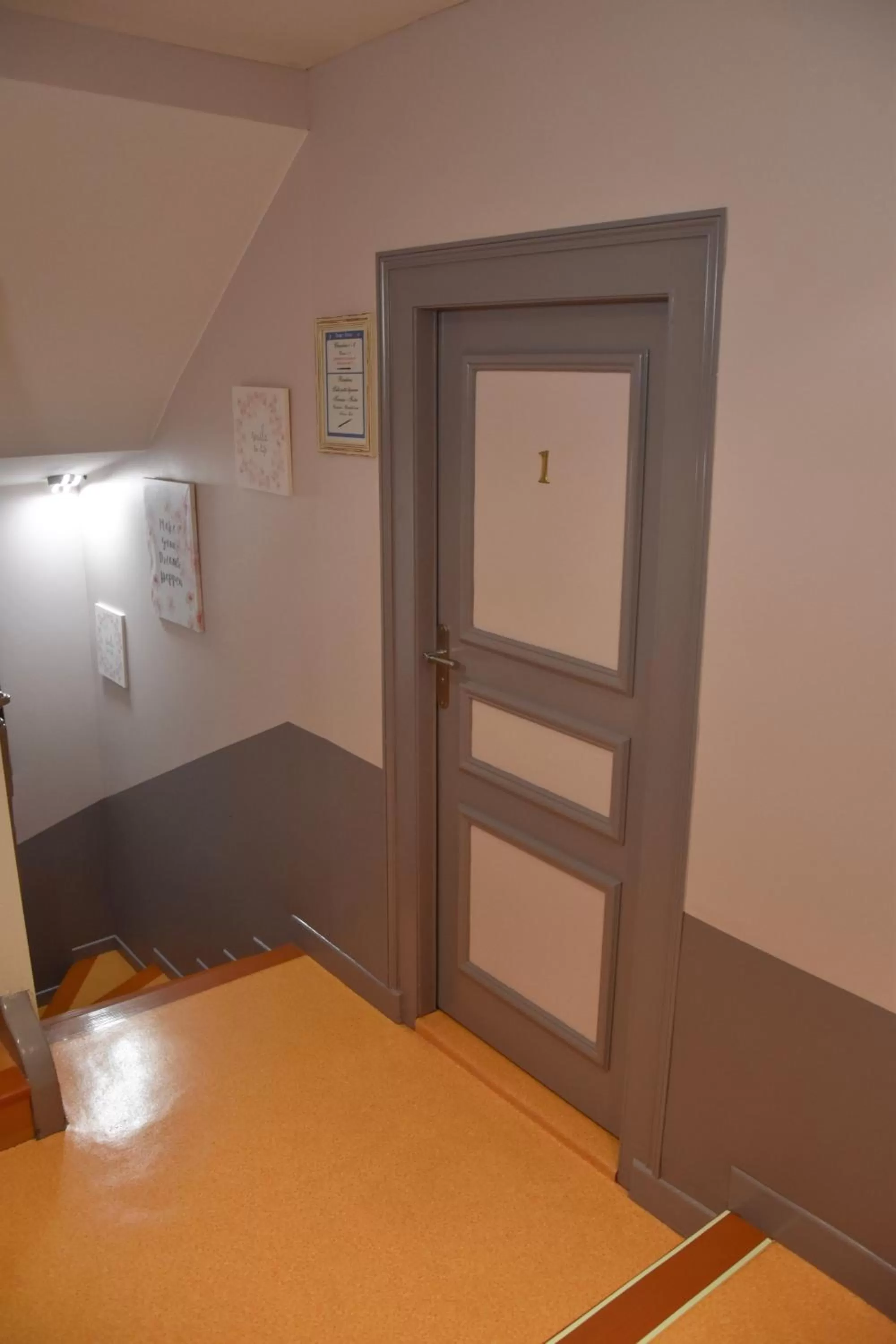 Property building, Bed in Hotel des Remparts