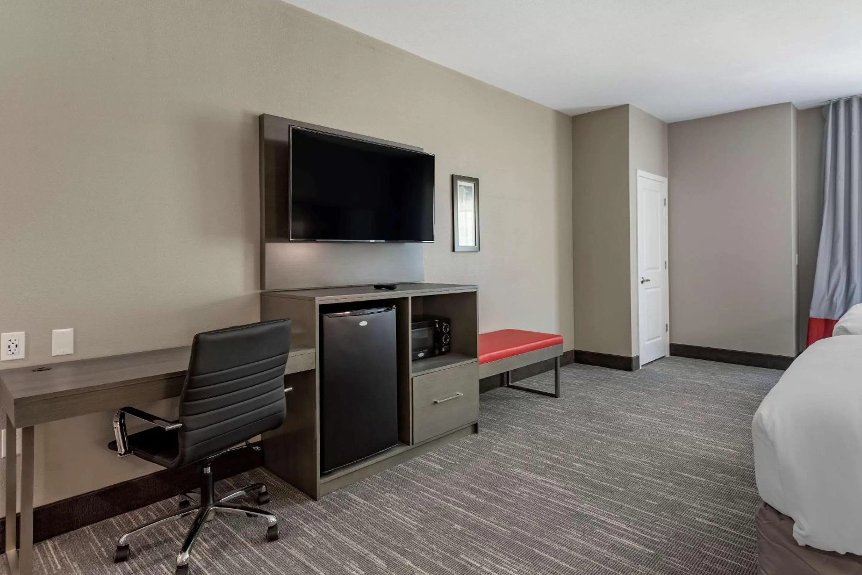 TV and multimedia, Bed in Comfort Inn & Suites Olive Branch - Memphis South
