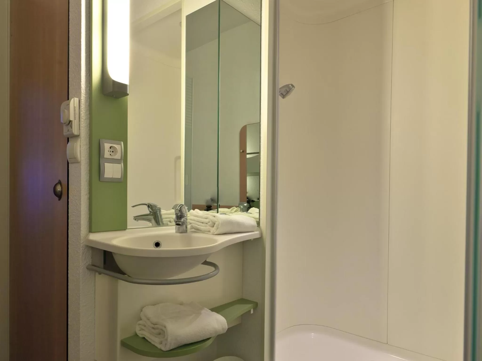 Shower in Hotel ibis Budget Porto Gaia