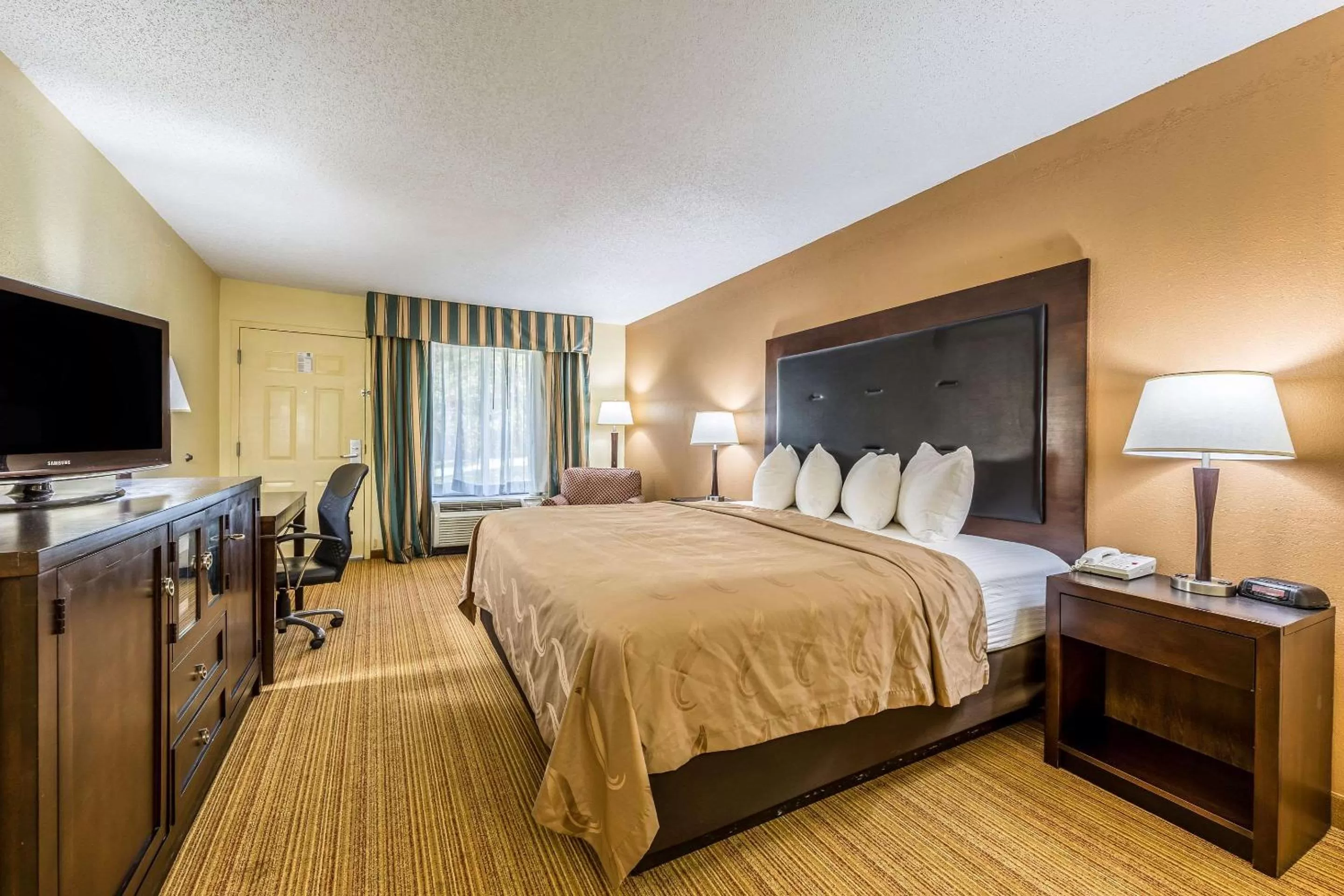 Photo of the whole room, Bed in Quality Inn Clemson near University