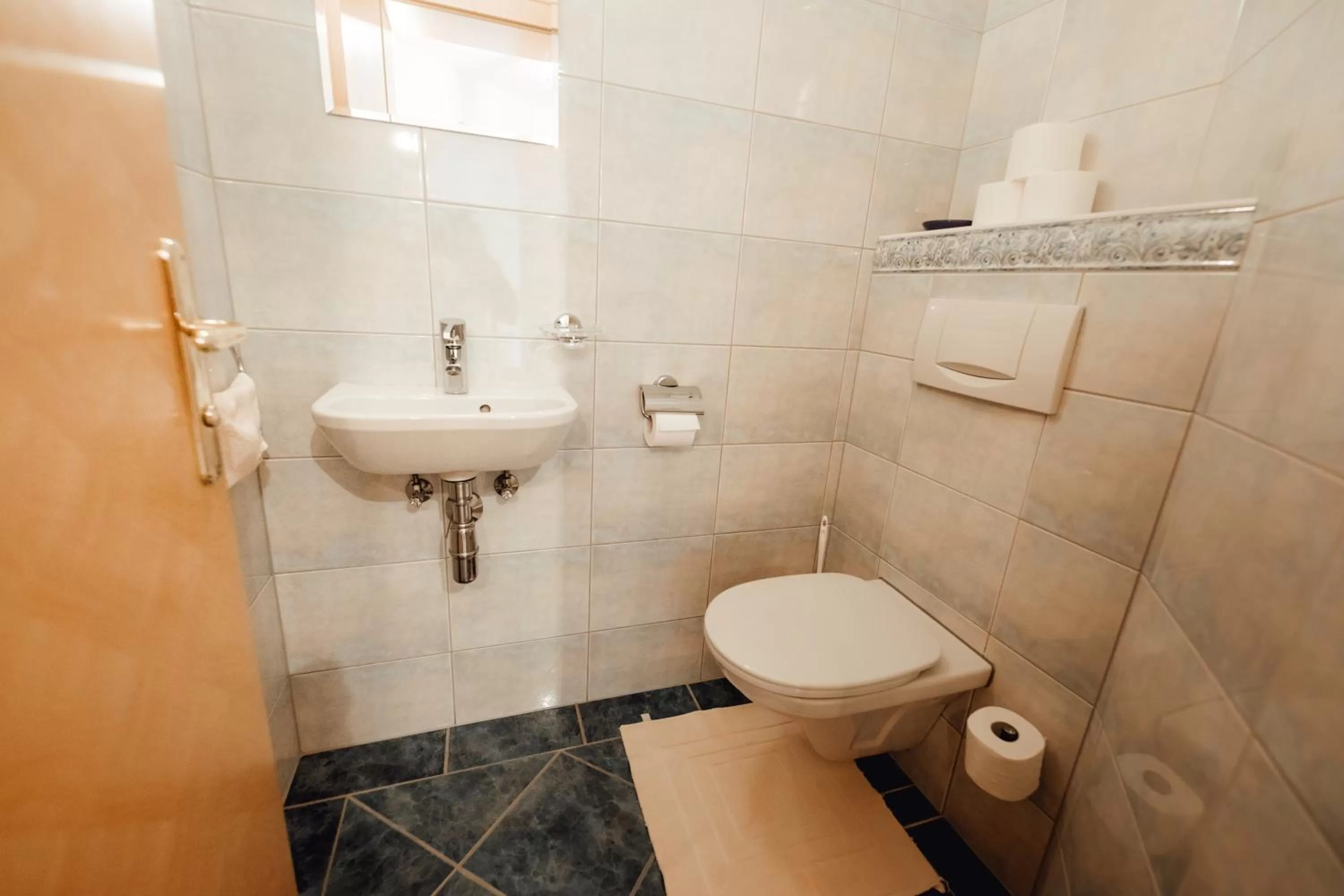 Toilet in Dandler - Zimmer und Ferienwohnungen