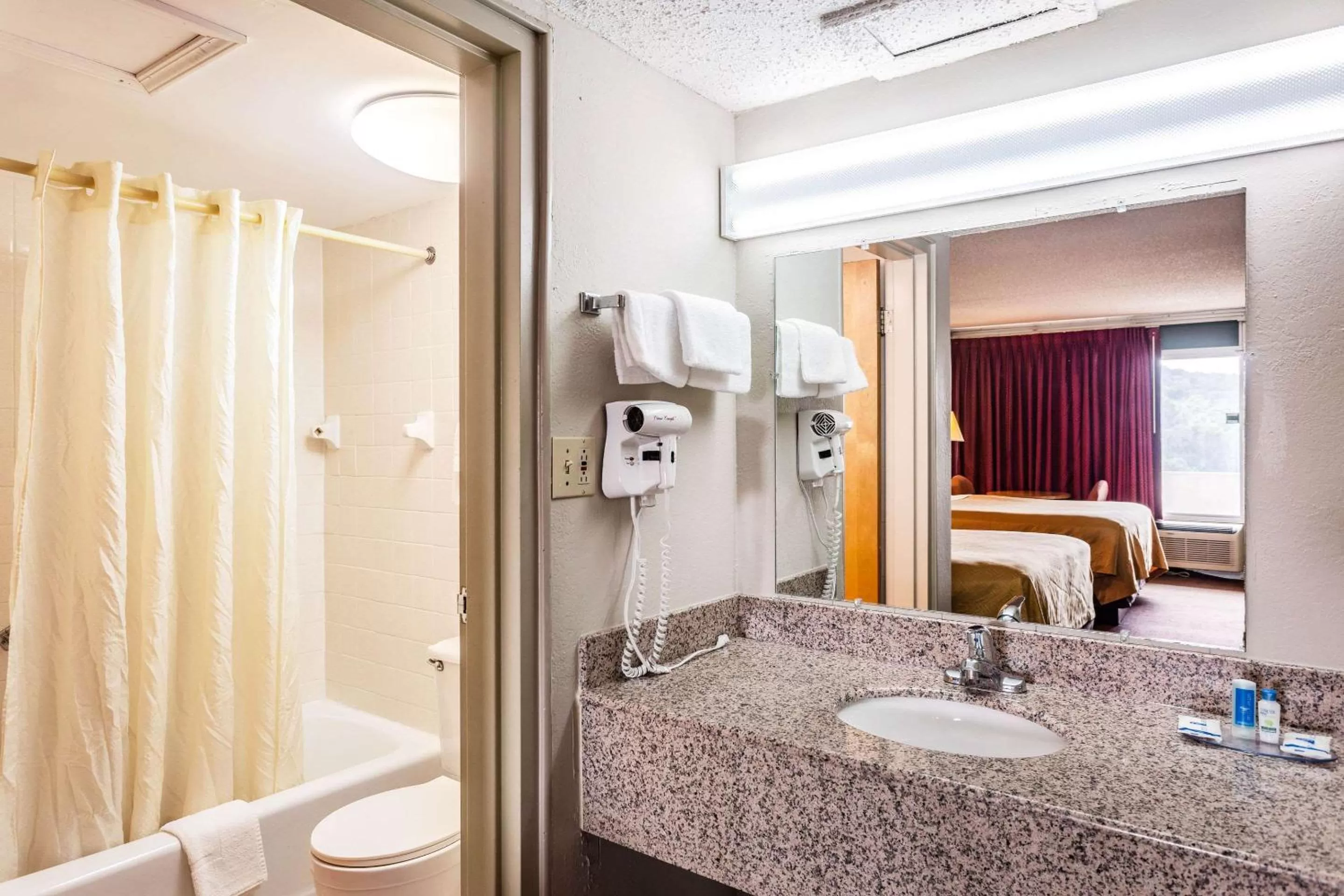 Bathroom in Rodeway Inn Renfro Valley