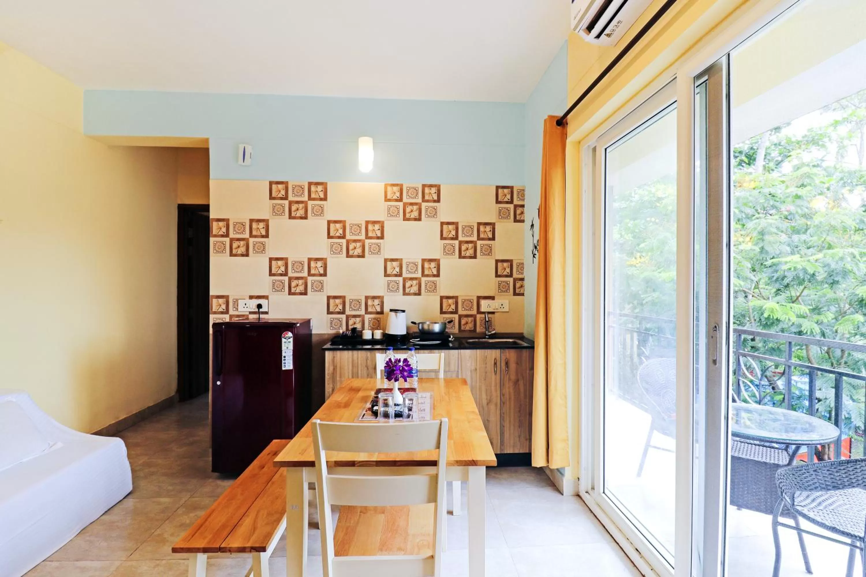 Dining area, Kitchen/Kitchenette in Mariners Bay Suites