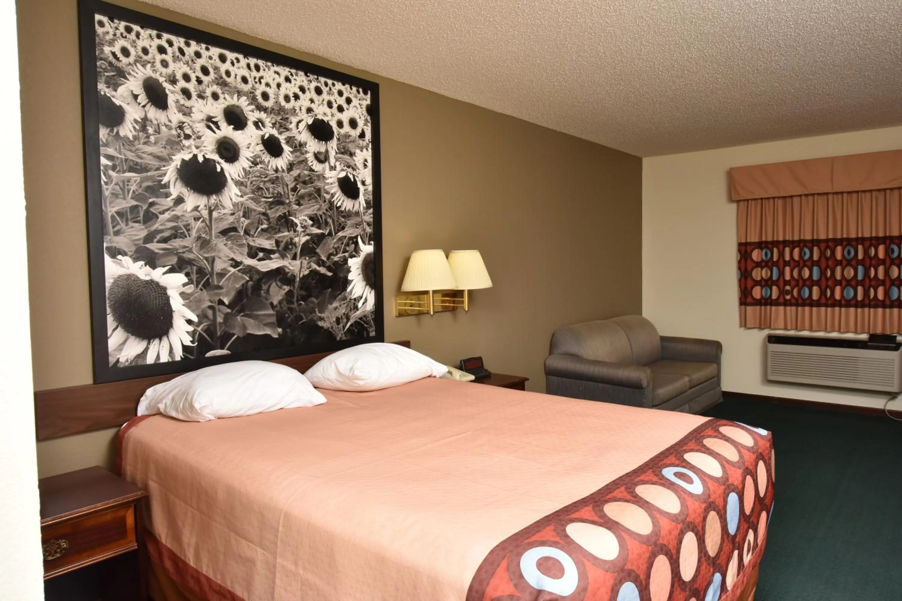 Bed in Super 8 by Wyndham Springfield-Battlefield