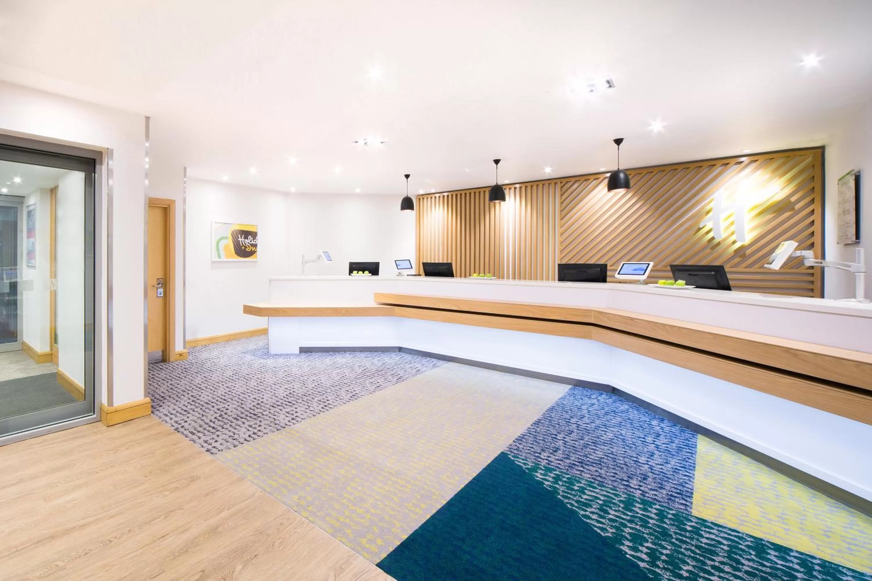 Lobby or reception in Holiday Inn London - Gatwick Airport by IHG