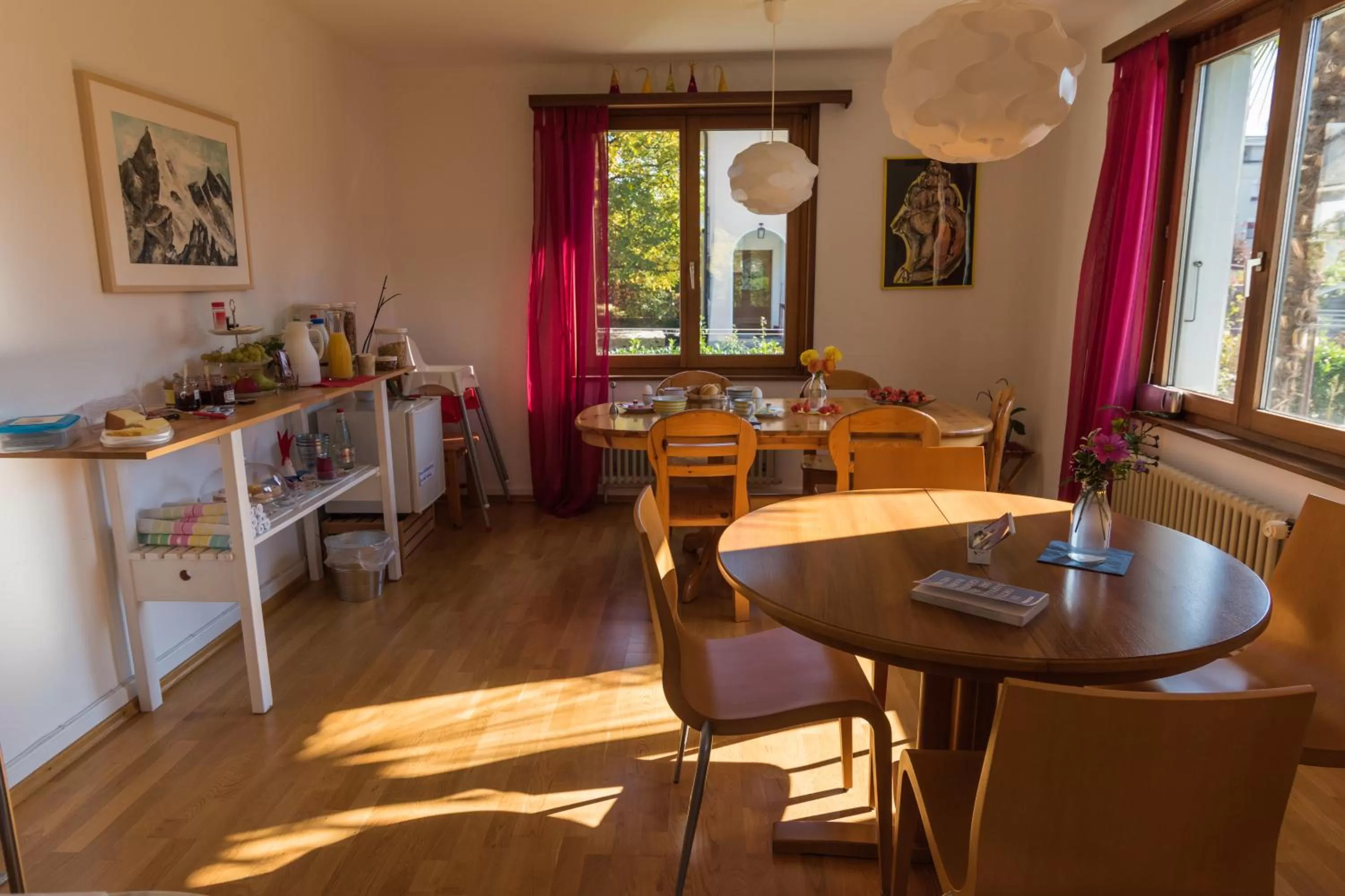 Communal lounge/ TV room in B&B Kalimera Pratteln