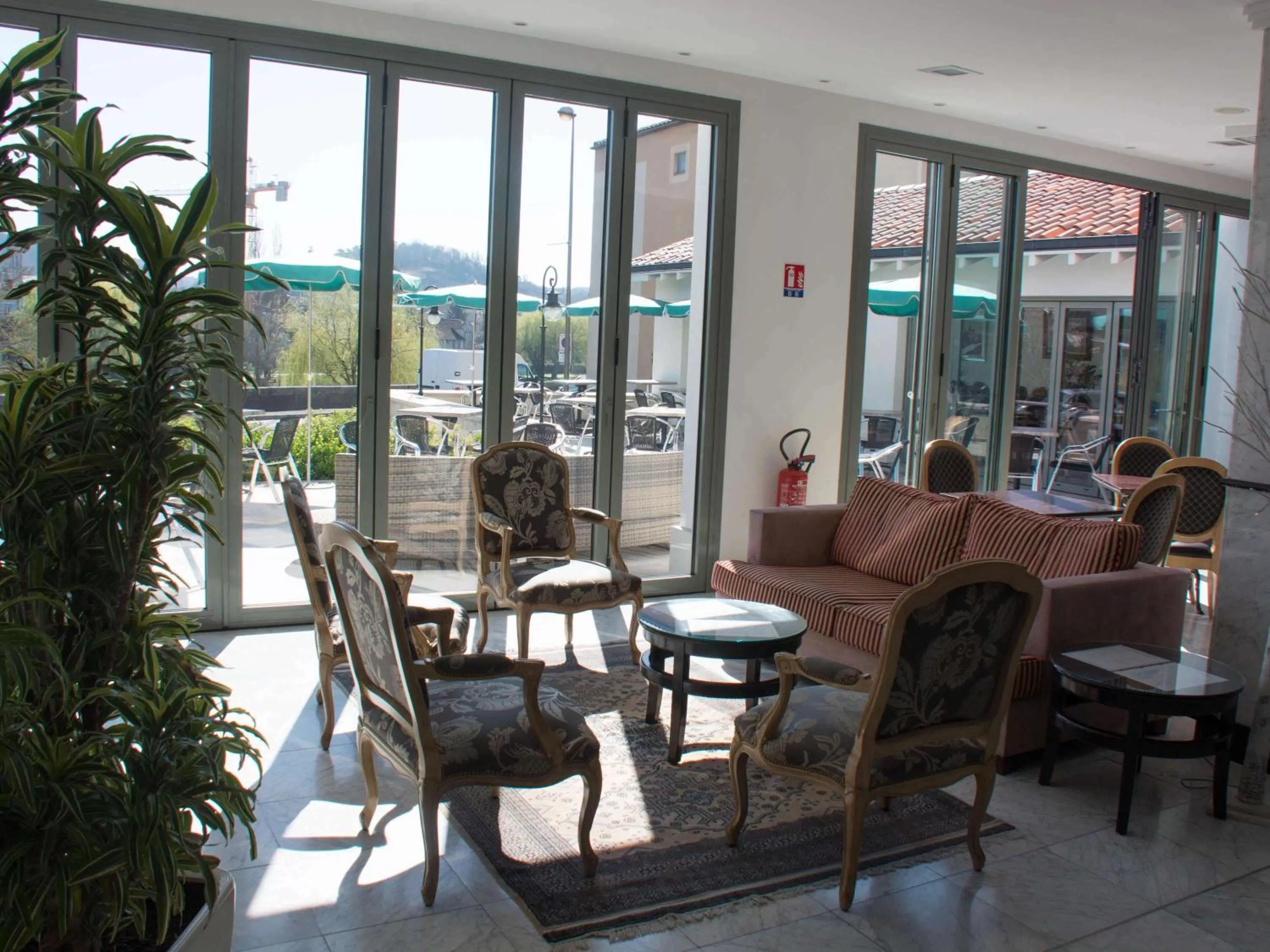 Lounge or bar in ibis Périgueux Centre