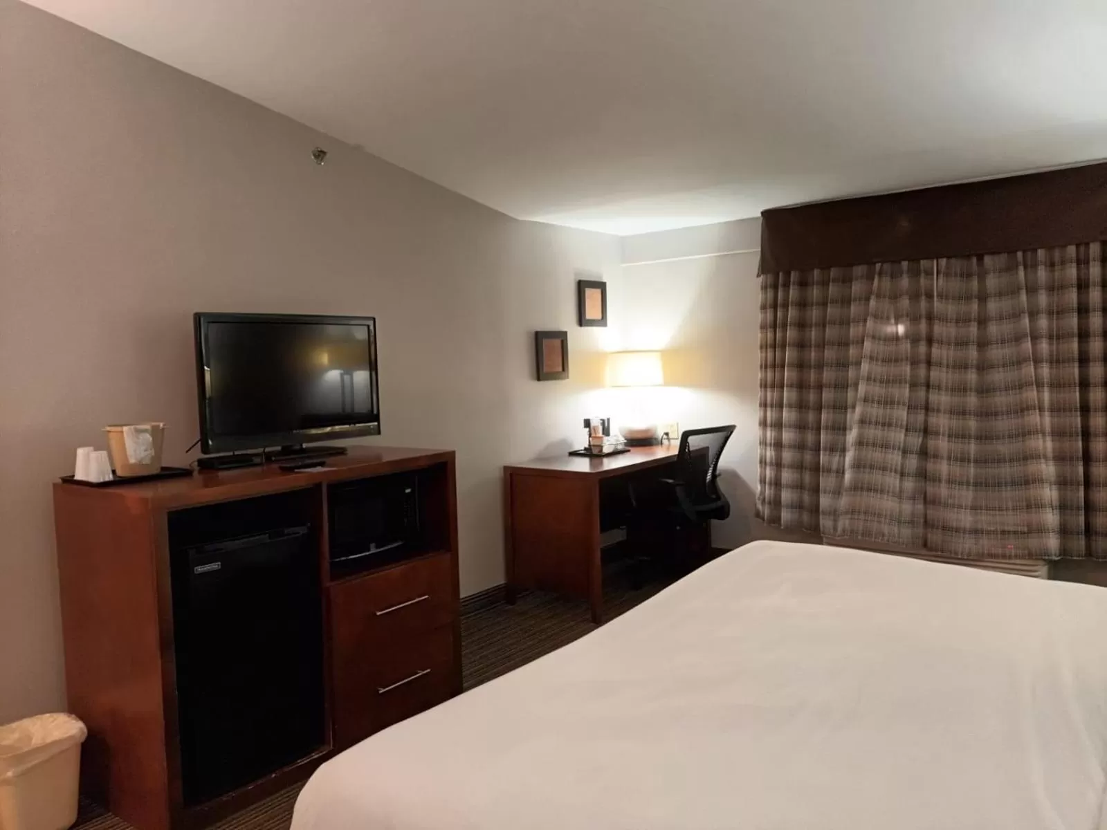 TV and multimedia, Bed in Country Inn & Suites by Radisson, Battle Creek, MI
