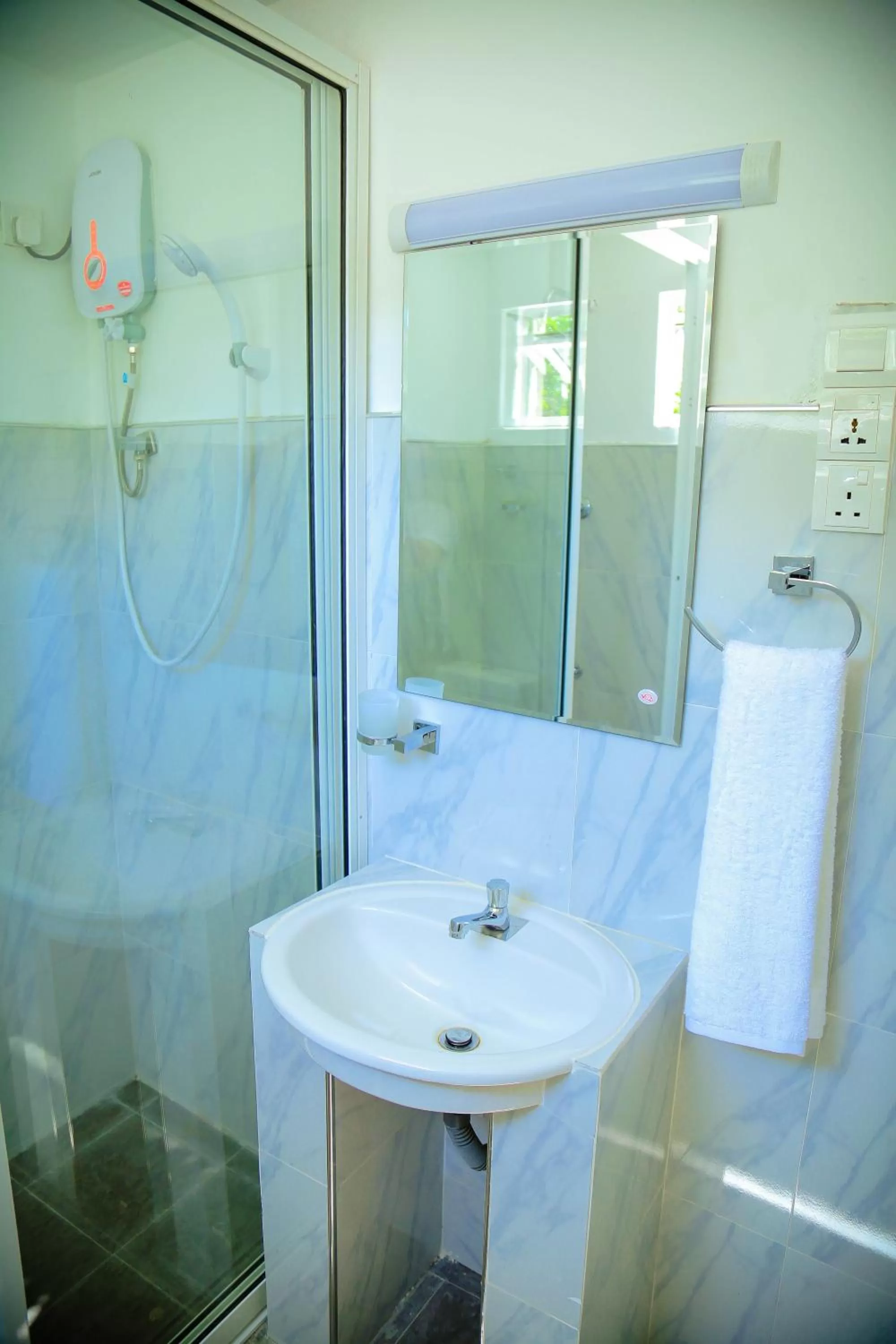 Bathroom in White Lodge