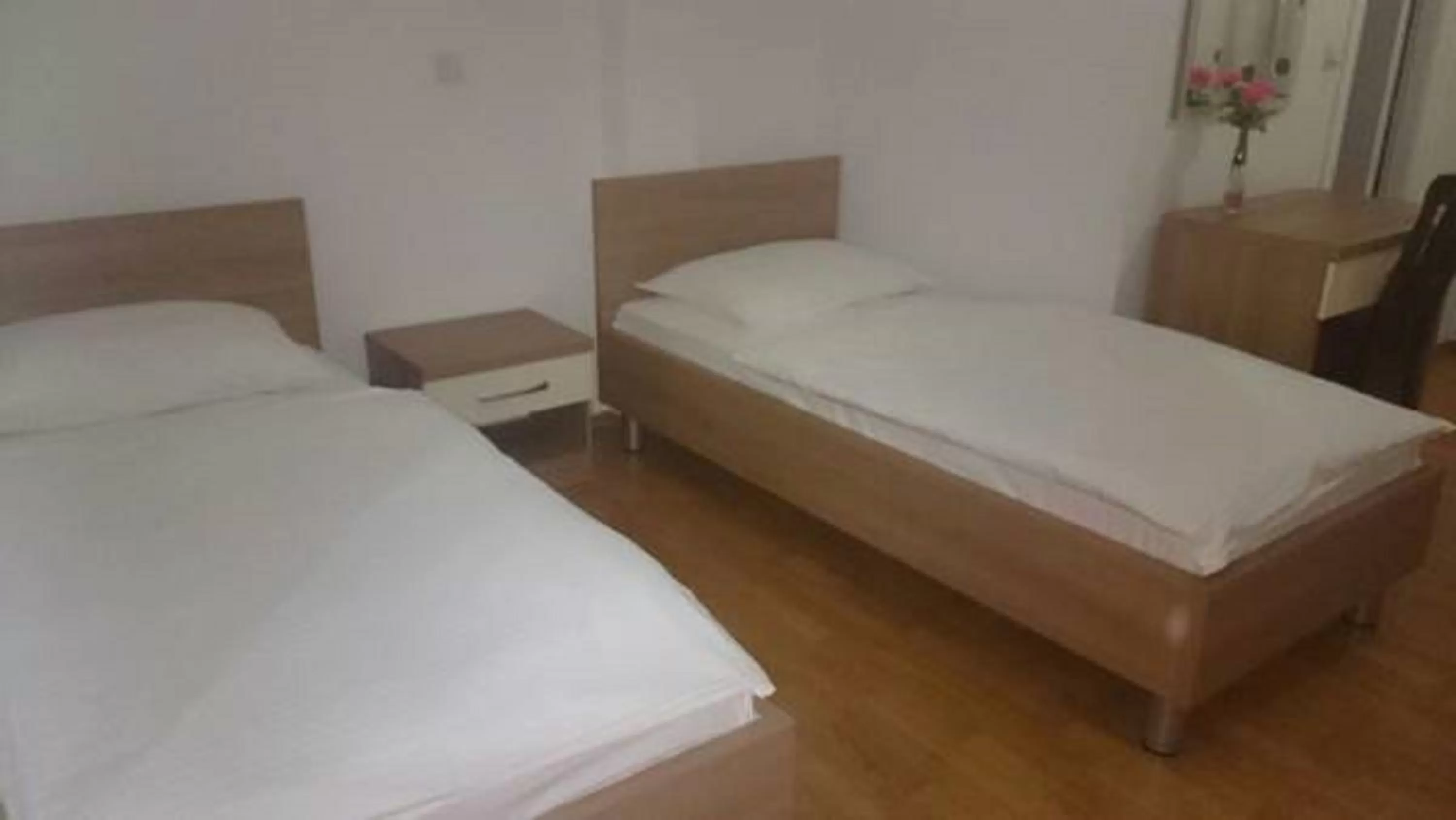 Photo of the whole room, Bed in Lugarnica