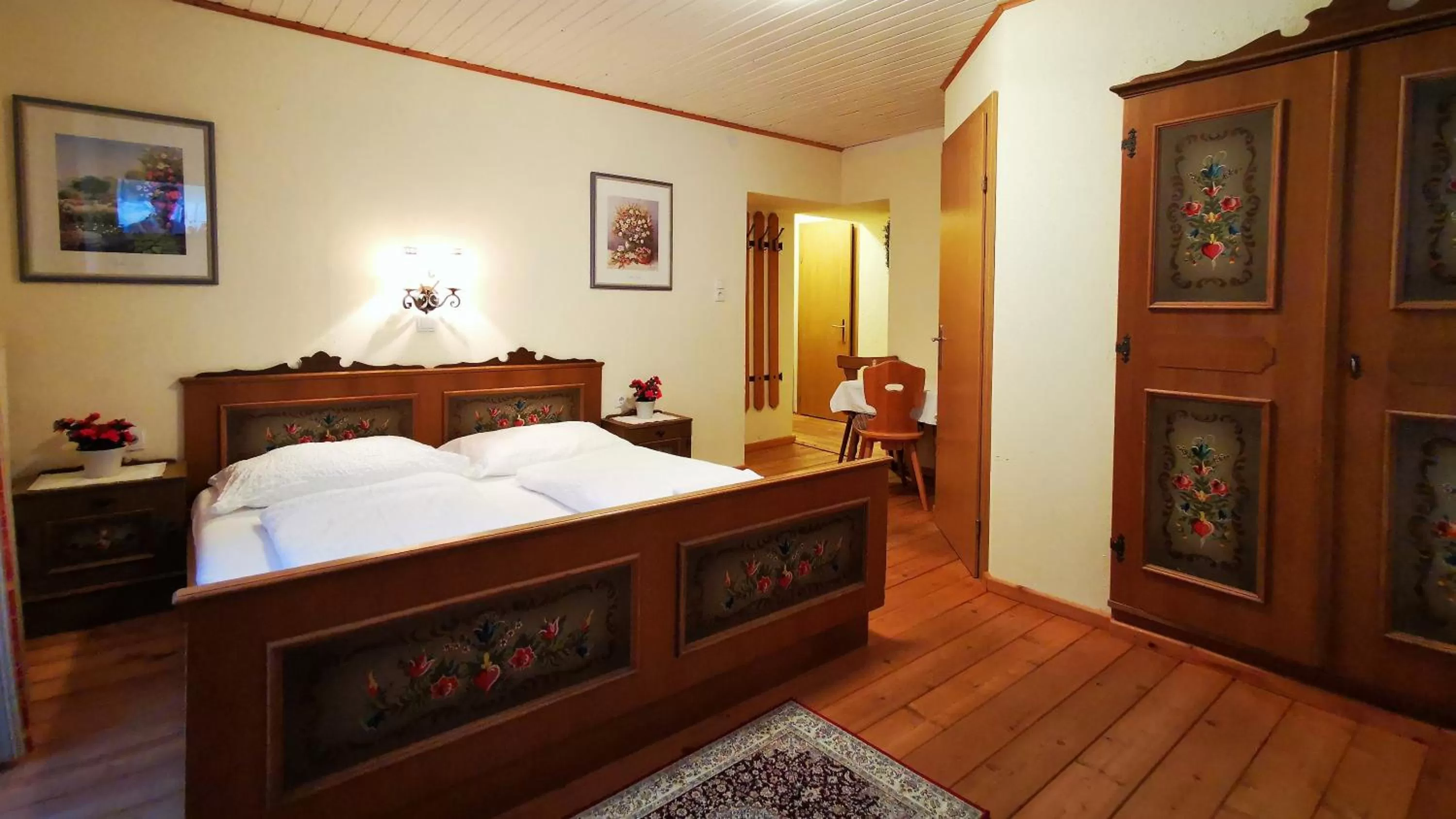 Photo of the whole room, Bed in Gasthof Geronimo
