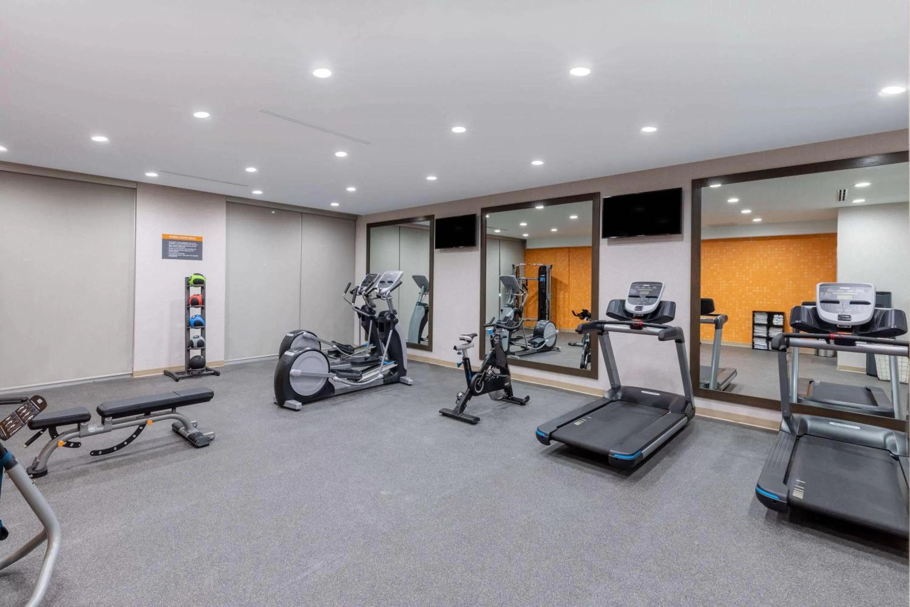 Fitness centre/facilities in La Quinta Inn & Suites by Wyndham Round Rock near Kalahari