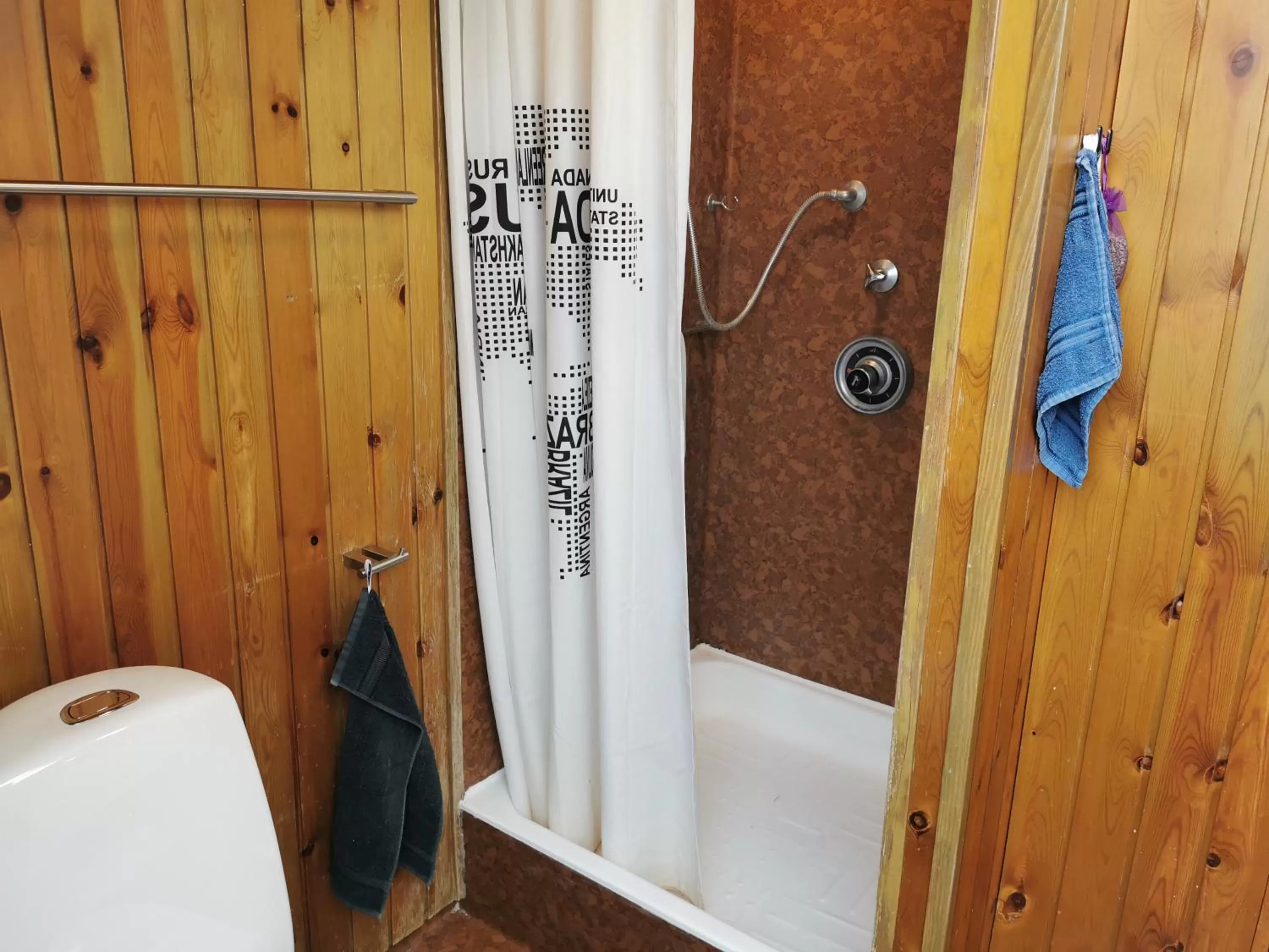 Bathroom in Annys Bed & Breakfast