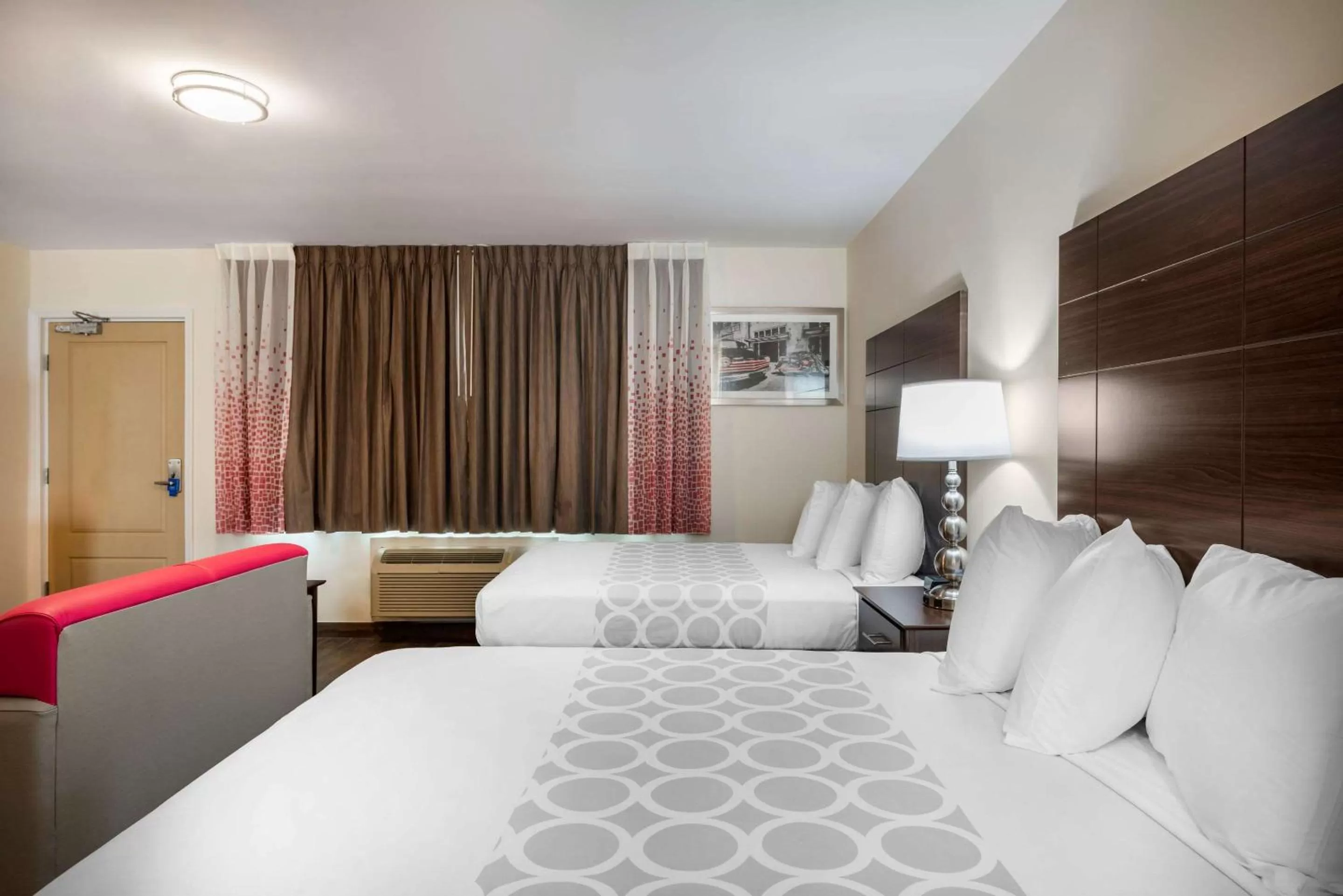 Photo of the whole room, Bed in Downtown Hollywood Gardens Inn & Suites