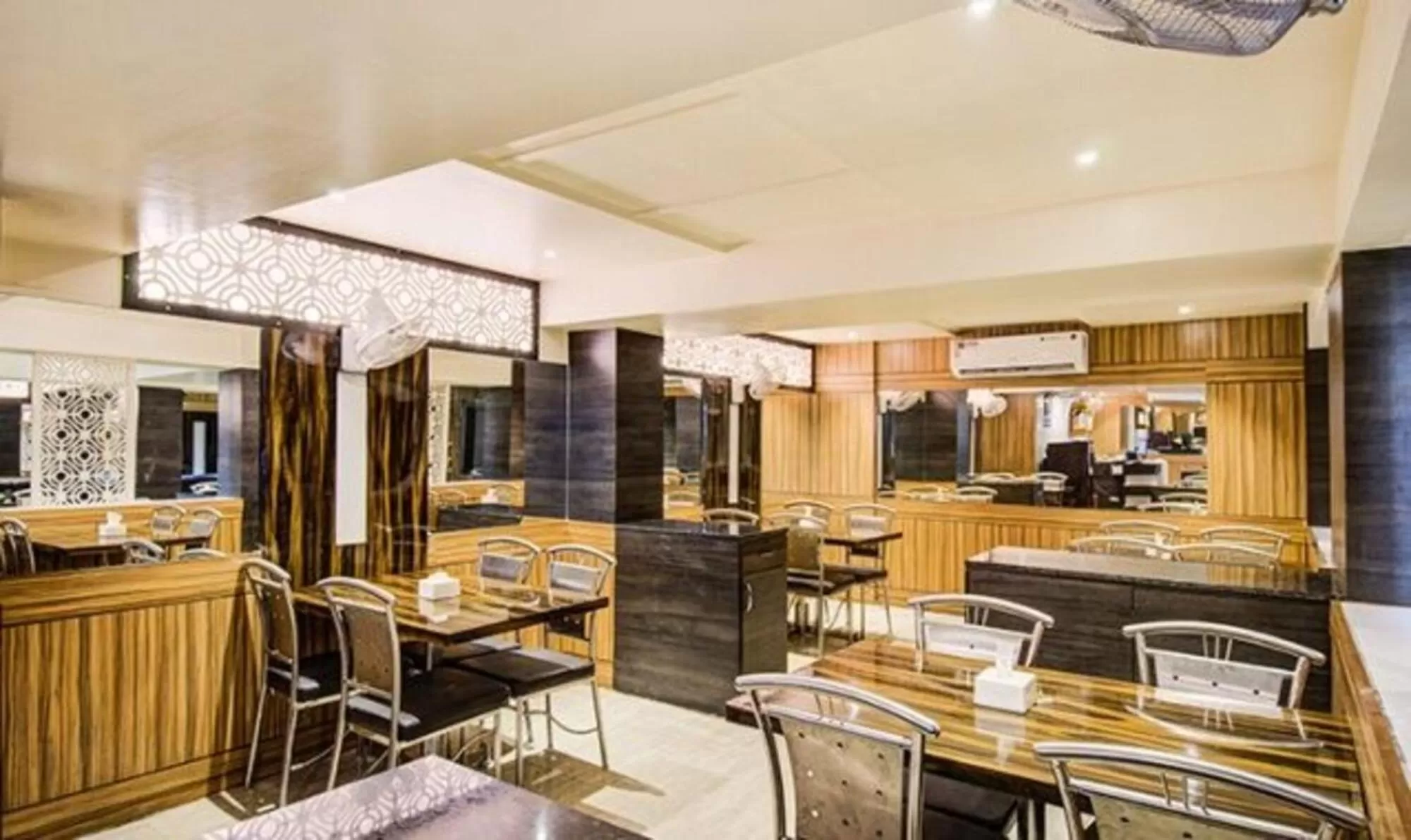 Restaurant/Places to Eat in FabHotel Krishna Regency