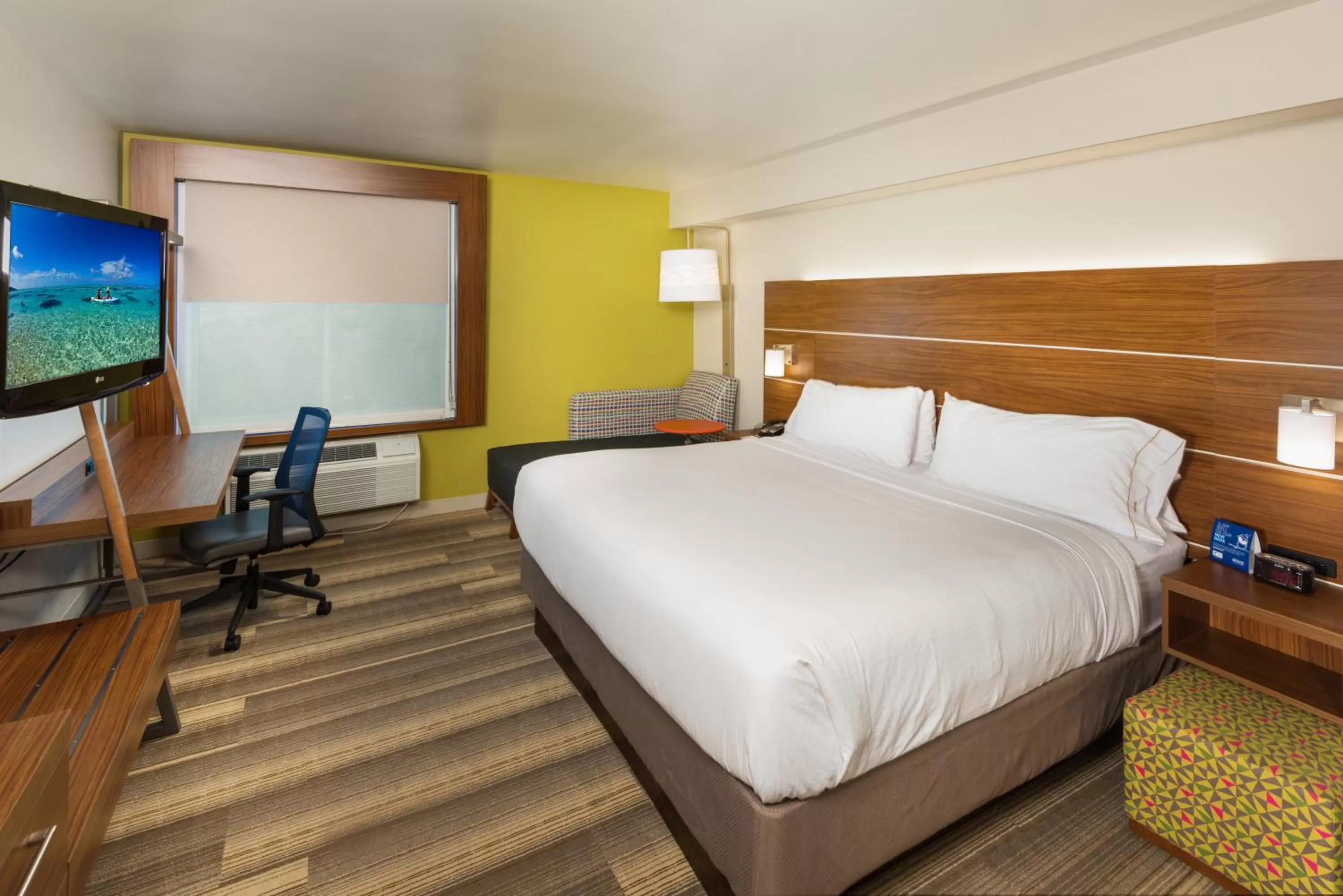 Photo of the whole room, Bed in Holiday Inn Express Peoria North - Glendale by IHG