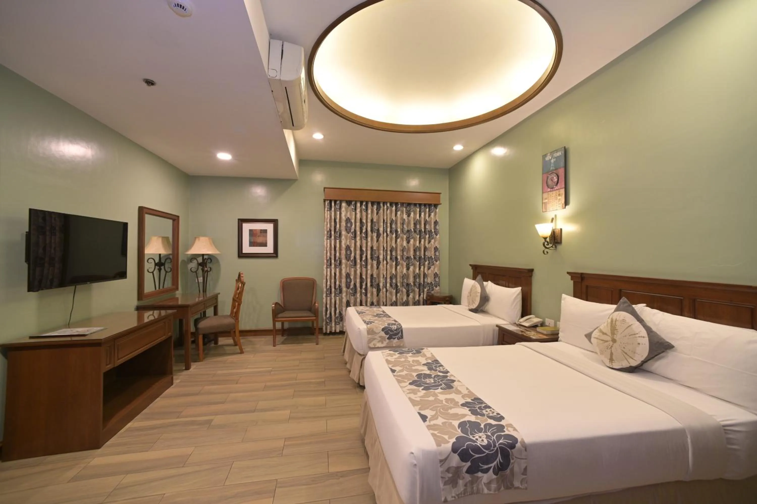 Bedroom, Bed in Paragon Hotel and Suites