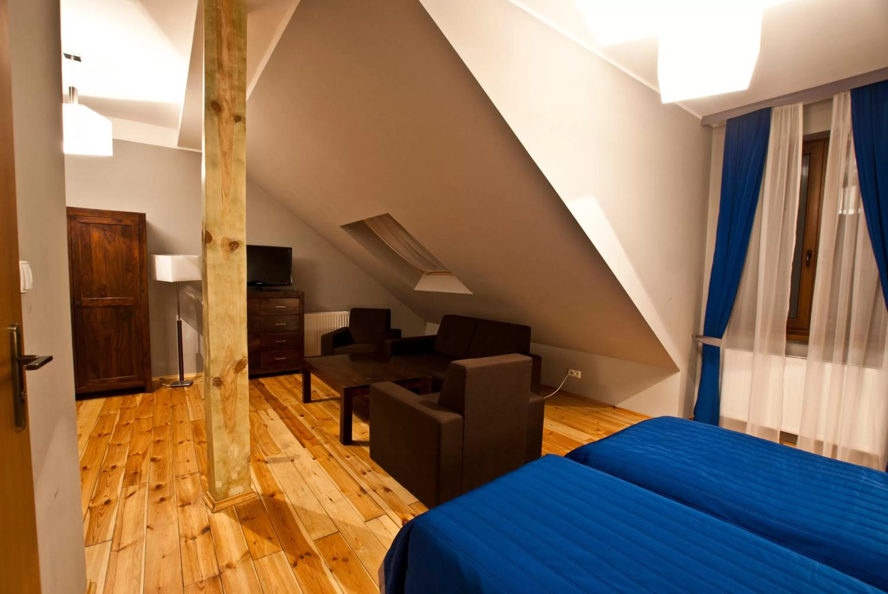 Bed, TV/Entertainment Center in Dom Pracy Twórczej